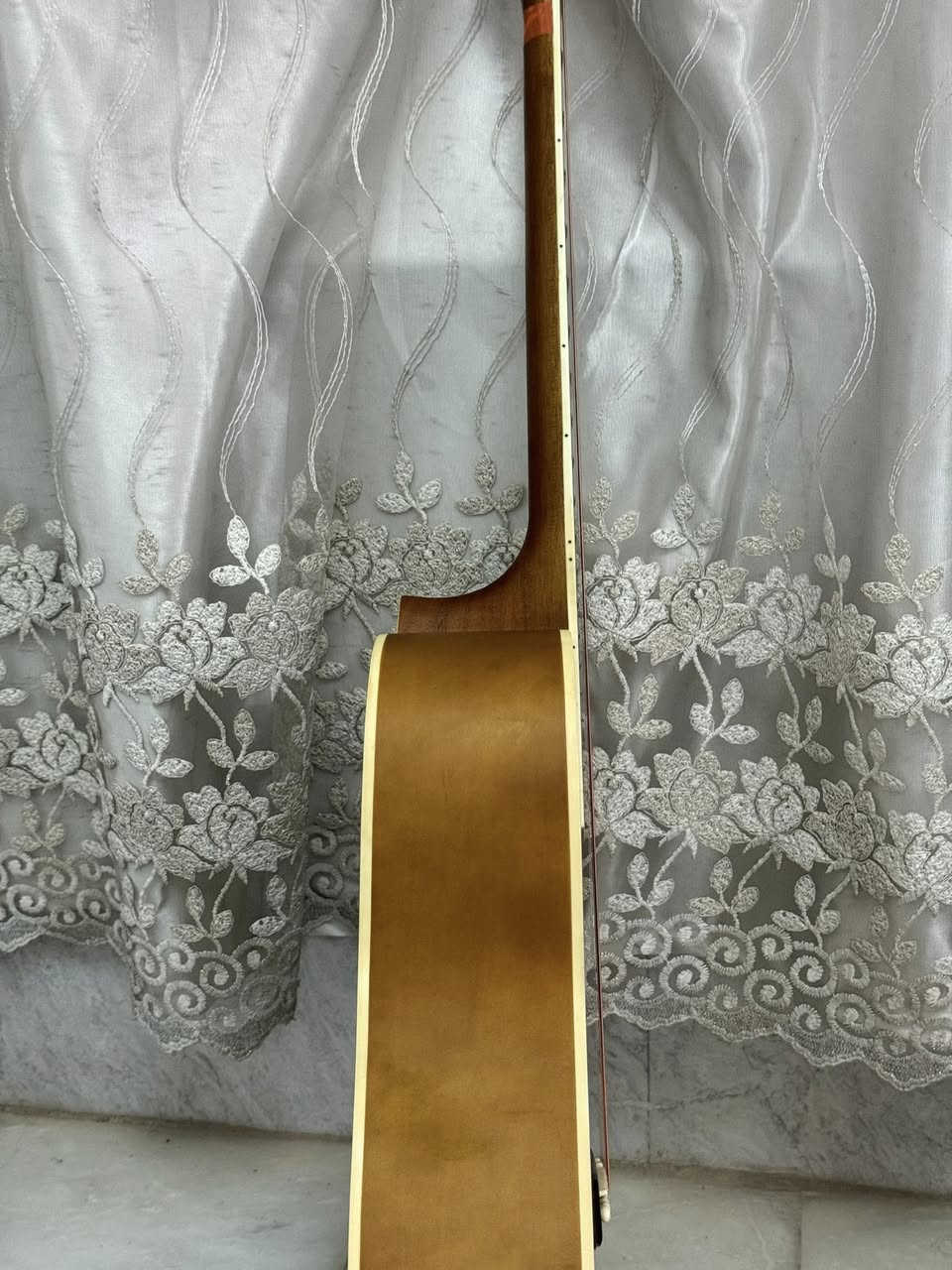 كيتار اكوستك خشب اصلي وبالكامل خشب يعني فنكر بورد و جسر الاوتار كلة خشب الكيتار بي كسر بالعنق اثر النقل ومصلح بس نهائيا ما ماثر وتصليحة قوي عنق الكيتار بي النكي يعني احترافي صوتة مرتب ويا بك للعزف السعر ٥٠ الف وبالعافية


**إذا كنت صاحب هذا الإعلان وتريد حذفه لأي سبب، رجاءا أرسل رسالة إلى الدعم الفني**