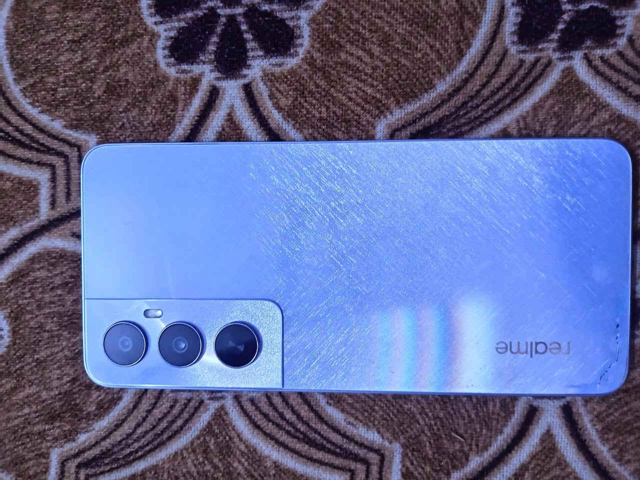 سلام عليكم
عندي ريلمي سي 65 للبيع 

بعده جديد 

مواصفاته 

 المعالج MediaTek Helio G85 (تكنولوجيا 12 نانومتر)

الشاشة IPS LCD بحجم 6.67 بوصة، بتردد 90Hz وسطوع يصل لـ 625 شمعة

التخزين / الرام متوفر بنسختين: 128GB/8GB أو 256GB/8GB

الكاميرا الخلفية ثنائية: الأساسية 50 ميجابكسل + عدسة للعزل

الكاميرا الأمامية 8 ميجابكسل

البطارية 5000 مللي أمبير

سرعة الشحن 45 واط (شحن سريع جداً بالنسبة لفئته)

النظام Android 14 مع واجهة Realme UI 5.0تصميم نحيف: سمك الهاتف 7.6 ملم فقط، مما يجعله مريحاً جداً في اليد.

شهادة طلاقة الأداء: حصل الهاتف على شهادة زر التفاعل (Dynamic Button): زر الطاقة يدعم تخصيص وظائف مختلفة عند لمسه أو الضغط عليه (مثل فتح الكاميرا أو تشغيل الكشاف).

مقاومة الرذاذ: يدعم معيار IP54 لمقاومة رذاذ الماء والغبار.

ميزة الكبسولة الديناميكية 2.0: تفاعل برمجي حول ثقب الكاميرا الأمامية يشبه هواتف الآيفون لعرض التنبيهات وحالة الشحن. 

يشغل 60 افريم 

ومقاومة للماء والغبار (((((( عن الحلال والحرام بس الضهر ماله اشويه مفطور مثل ما موضح بالصورة)))))

السعر 180الف 

كركوك حي الاسر المفقودين 

رقم ***********
