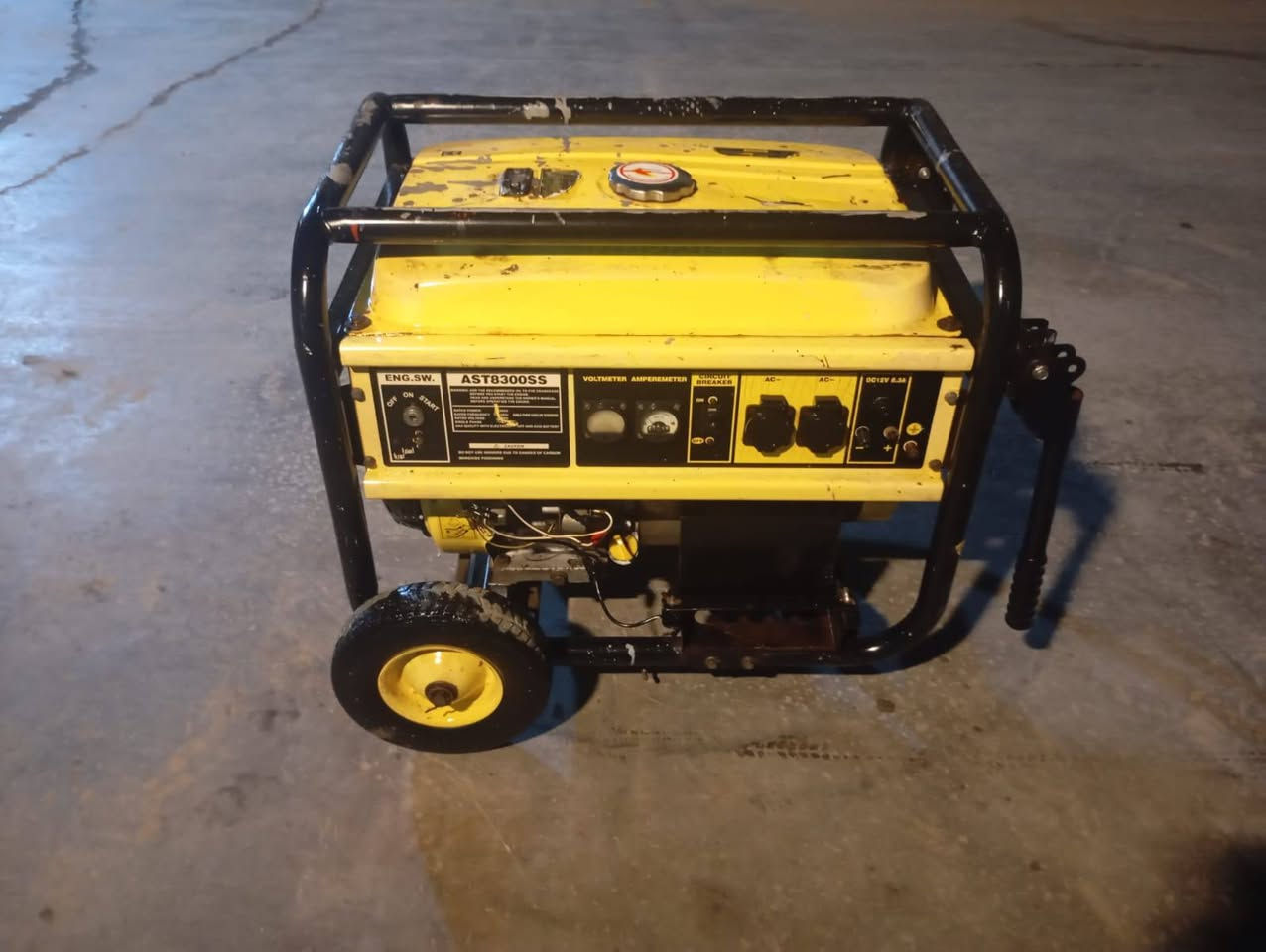 السلام عليكم مولد بانزين 5 كيفي 20 انبير بلاديه برغي ما مفتوح بيه صوته هادئ سعر 300 وبيه مجال بسيط العنوان بغداد مدينة الصدر الاستفسار اتصل او واتساب ***********
