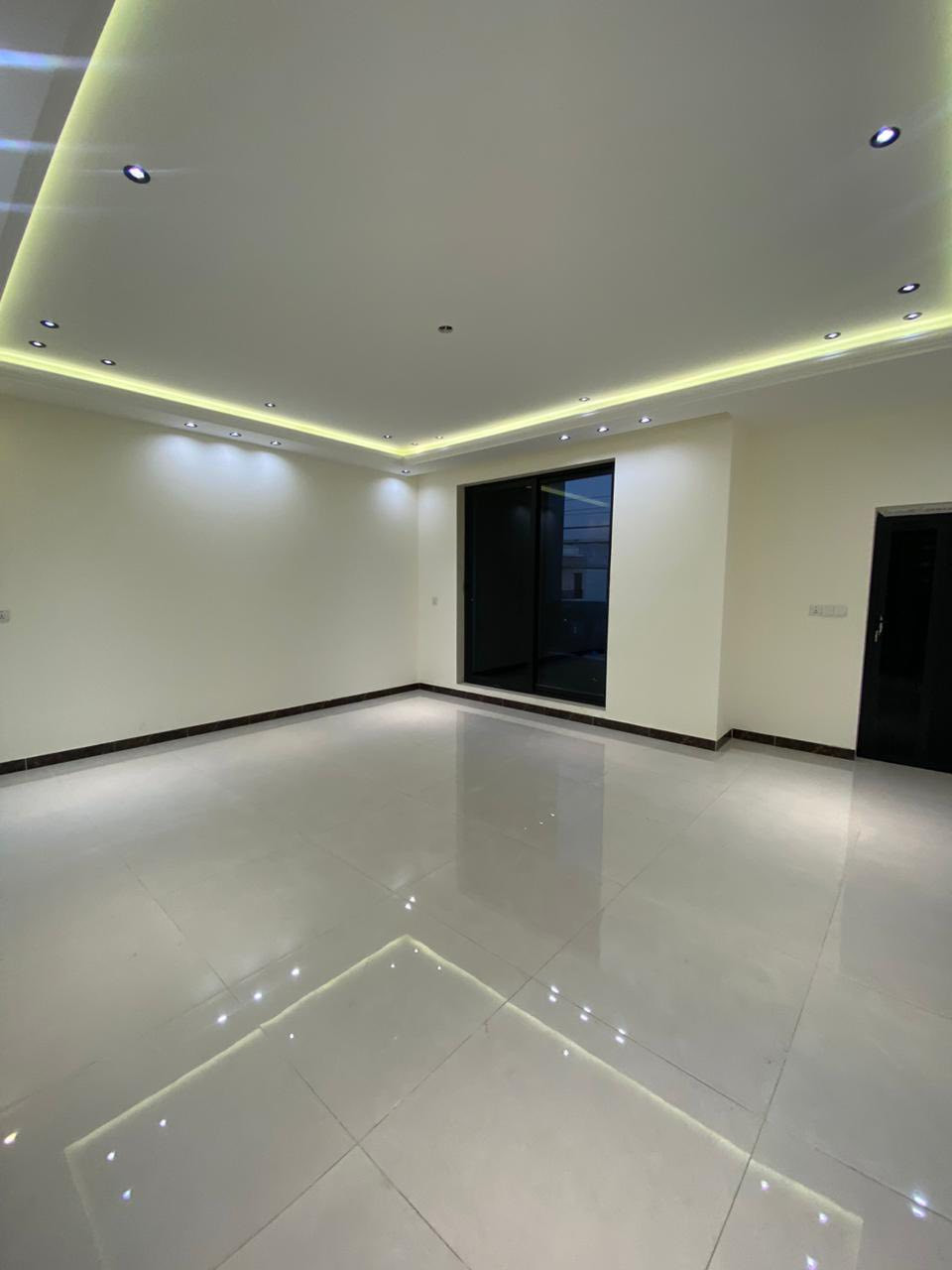 🔱لـــلـــبــيــع في الــسـيـديـة 🔱
📍موقع السيدية الظباط خاف جامع الاقصى 

🏠مساحة 130 متر واجهه 6،5 نزال 20 

شارع 15 رصيف 2 متر 

جديد ممسكون بناء سنه 2025 

يتكون من مدخلين 

مطبخ صاله +خدمات الى الصاله جلسه وغرفه نوم سويت

الطابق الثاني ثلاثه نوم خدمات عدد ثلاثه 

الطابق الثالث غرفه نوم صاله مطبخ خدمات عدد 2 

واجهه مـرمـر 

ارضيه مرمر 

باب داخل تفصال 

باب قاصه 

سبالت دفن 

كامرات دفن 

خزان ماء عدد 3 

سخانات عدد 3 

🔴 نكفيك عناء البحث ✔️ لتمتلك عقارك

عندك بيت 🏠 وحاير شلون تبيعه نحن نجيبلك المشتري وبسعر الذي يناسبك

عندك بناء 🏗️ وما عندك وقت تبني نحن نبني لك بأسعار تنافسيه وبكوادر هندسيه مع توثيق مراحل العمل بالتصوير حتى تكون مطمئن

عندك عقار تريد تستثمرة ومتعرف شلون ❗️

تكدر كلشي تسوي تبيع وتشتري وتستثمر وأنت مطمئن 💯

‏‎💰 التعامل والتفاوض مباشر مع صاحب العقار 

للاستفسار /

مكتب رافدين الخير للوساطة العقارية 

السيدية _شارع العلوة_مجاور مطعم سماش

هـ/***********
