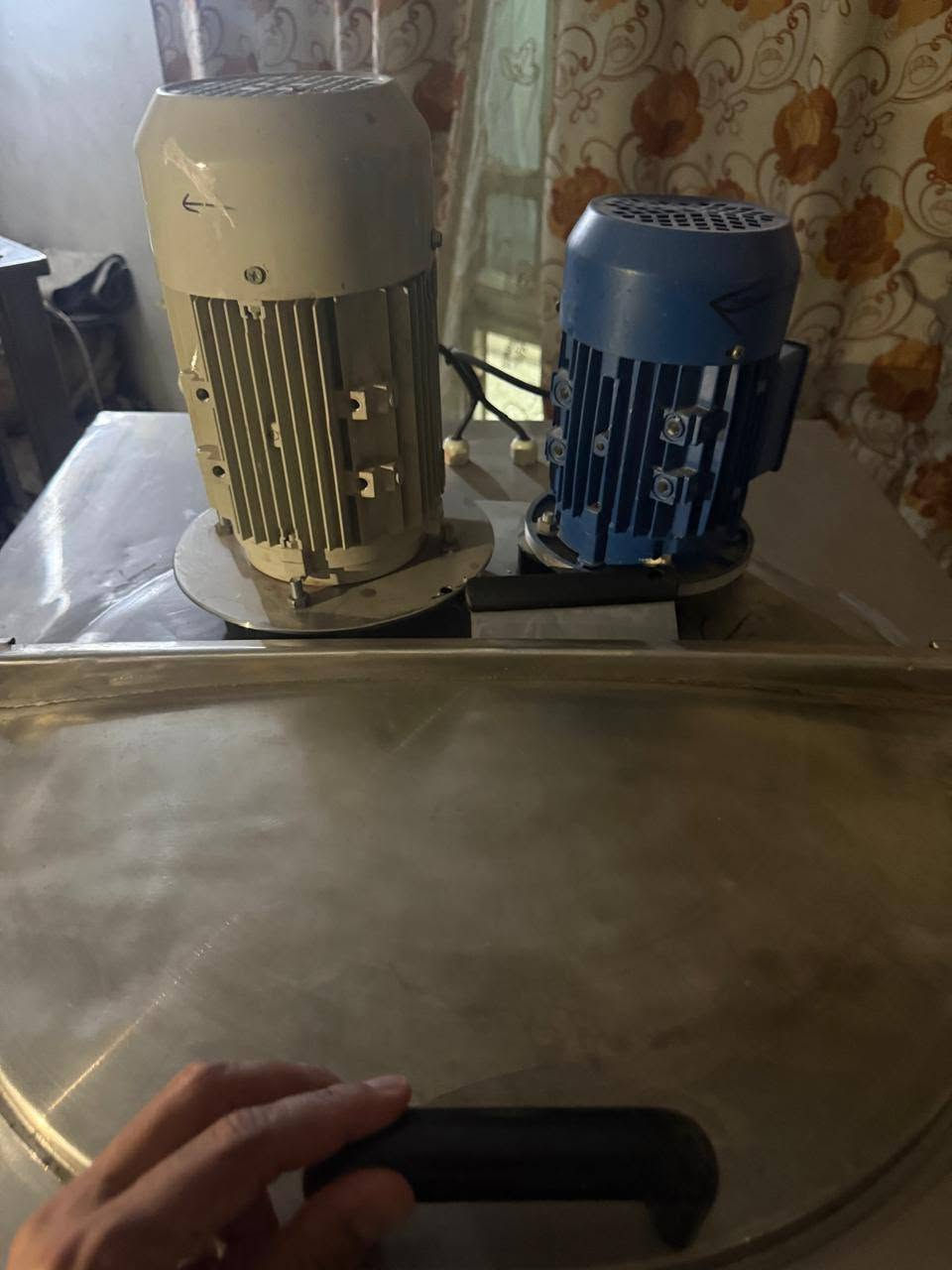 مكينه ايس كريم انتاجيه ايطالي خلاط 110التر +شلال+اتناك+شلال المكان بغداد ***********
***********
