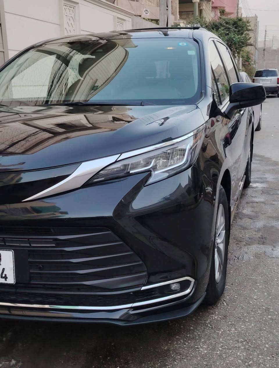 سلام عليكم تويوتا سينا هايبريد موديل 2022 XLE فول مواصفات جلد كشنات منفصل فتحة حساسات امامي خلفي ورادار ٣٦٠ درجة رادار امامي خلفي وجانبي رادار بالمري كشنات امامي كهرباء وتدفئة اوتو وهندبريك  وتشغيل بصمة وتشغيل عن بعد ٣ وضعيات قيادة سائق وتوقف الي وخروج مسار وهزاز بالستيرن شاشة لمس اتو  بردات بالبيبان جنطة وبوب كهرباء تفتح لمس ونظام الركلة صفر مسج ماشية ٥٢ الف تايرات الشركة اللون اسود ملكي ميتاليك  حادثها امامي تبديل وصبغ بنيد فقط والباقي مكفول وبارد اقل الشبر بالجاملغ وصور الحادث والسونر مرفق بالمنشور وسعرها ارخص سينا بخواتها ٢٦٥ ورقة موجودة في محافظة كربلاء بيع او مراوس بسيارت اقل سعر السيارت استخدام شخصي للتواصل ***********🌹
