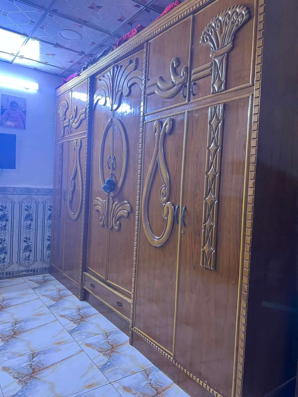 سلام عليكم عندي هاي غرفه للبيع سعر ٩٠٠وبيها مجال بسيط غرفه نضيفه خشب صاج عراقي نضيفه داخلها نضيف  مكان قرب مستشفى تركي للاستفسار ***********

