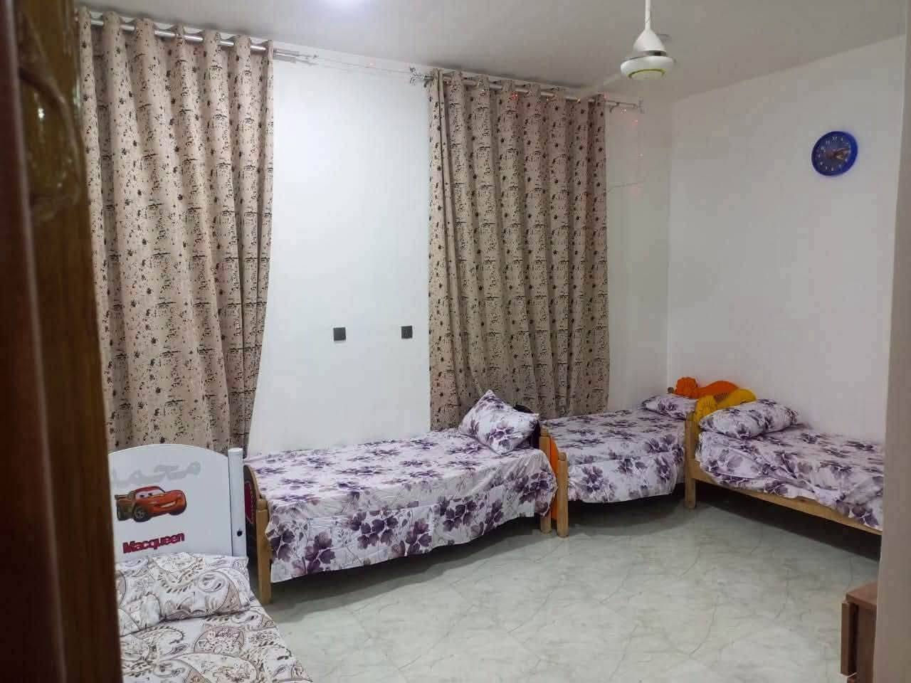 الكوت :
بيت مساحته 250م في الكوت الجديده مجمع النفط قرب مدرسة الحشد طابق واحد متكون من غرفتين وهول واستقبال ومطبخ وصحيات داخليه  وحديقه وكراج ياخذ سيارتين ومحل بناء حديث سنة 2026 عرض الشارع 12م خدمات متوفره ماء وكهرباء ومشمول الشارع بالصب 

‏‪***********‬‏
