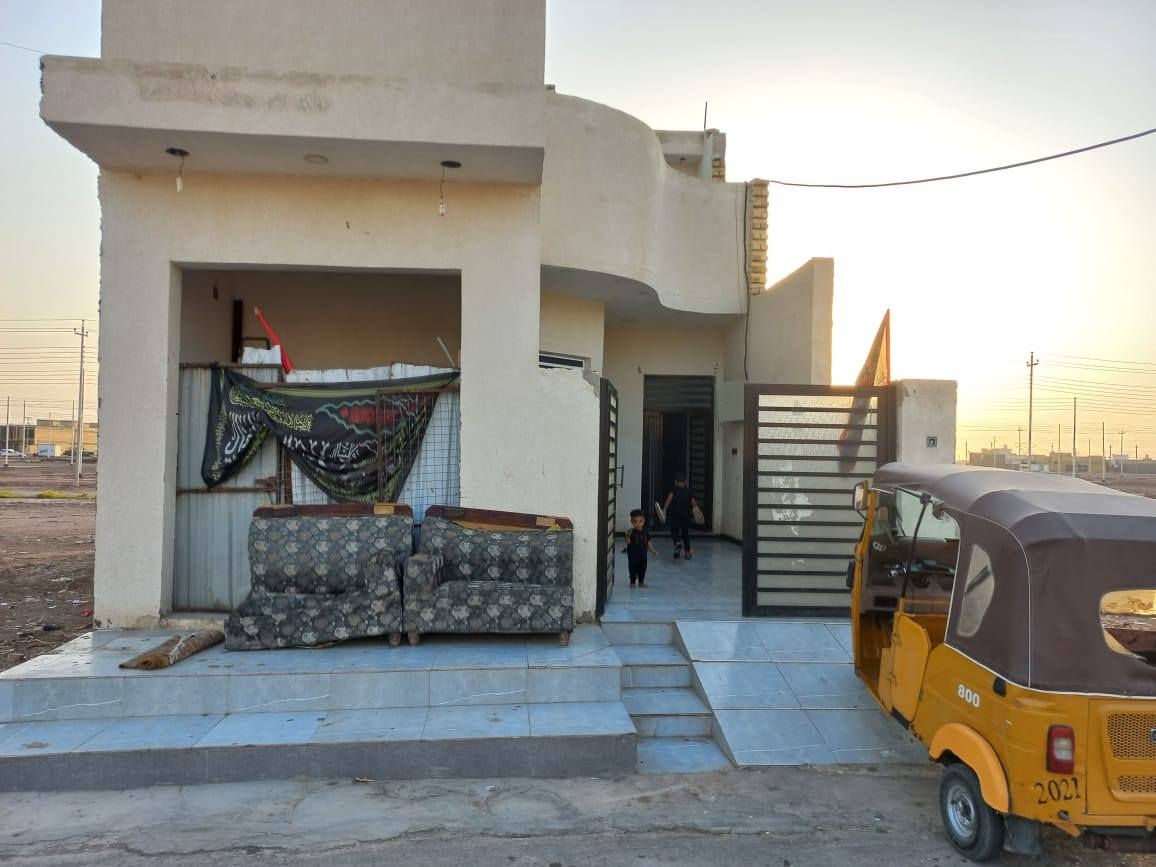 بيت بناء حديث طابقين يحتوي على 3غرف وصاله ومطبخ تركي ولستقبال وكراج وصطح مقفل جاهز للسكن حي القصور يم جامعه ميسان علطريق بغداد بنزله مال بانزين خانه لبيه ثيله وتفوت كبل يم المدرسه
***********
