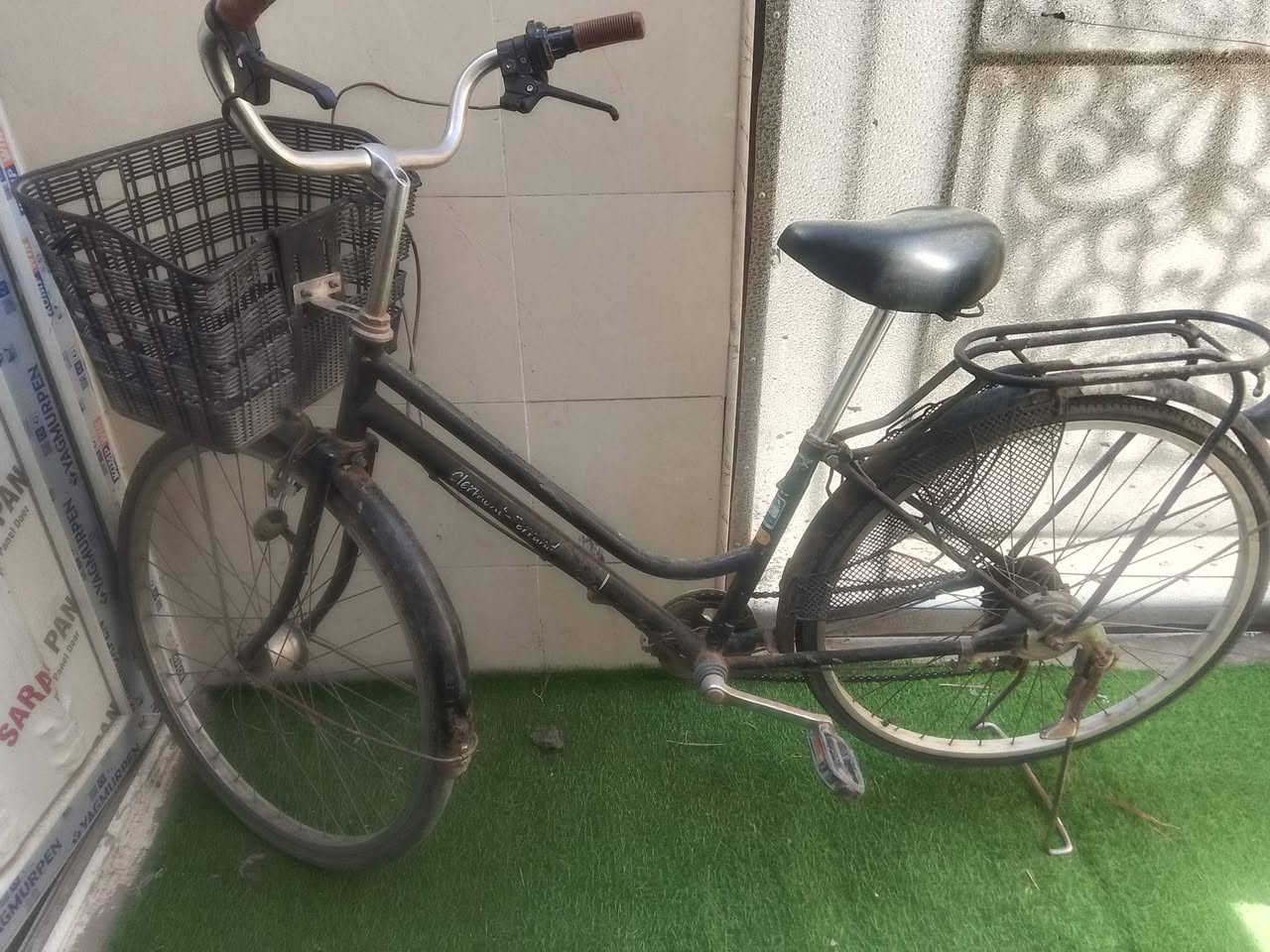 سلام عليكم بايسكل للبيع بي الويل الخلفي بي عواج قليل وهذا بصوره واظح حجم 26 سعره 50الف ***********/عنواني شهداء السيديه
