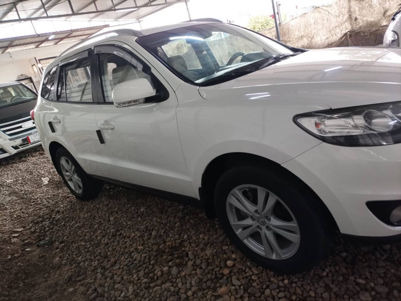 سلام عليكم
سنتافيه موديل ٢٠١٠ 
لون ابيض بسمي 
خليجيه مكينه ٢٤٠٠
بيه صبغ مكانين 
تخم تاير وحداديه 
رقم اربيل دولي 
١٢٥ وبيه مجال ***********
سياره ٧ راكب فول موصفات
