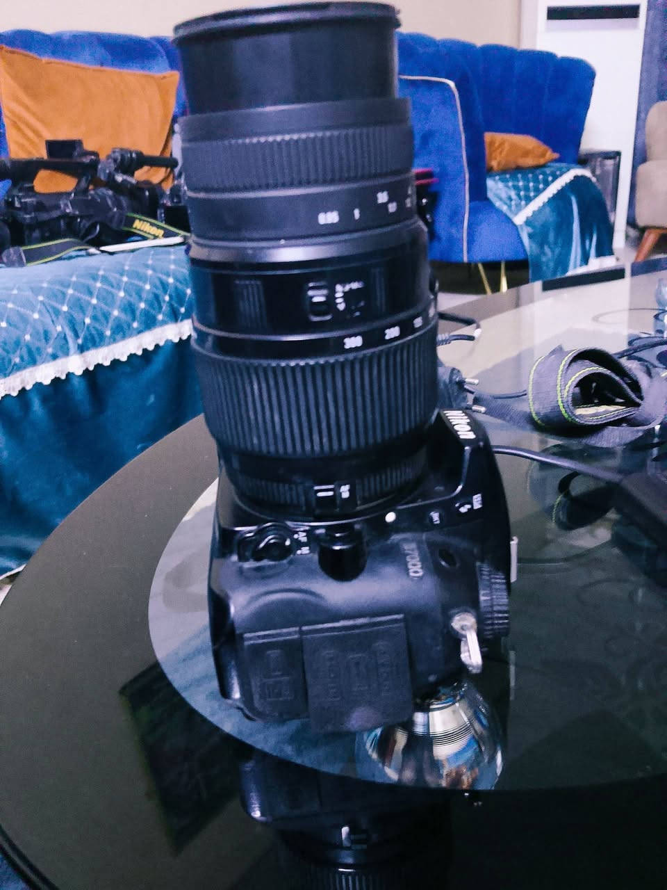 كامرة نيكون 7000 مع عدسة 70/300 رياضي
كامرة صورتهه كلش حلوة 
الملحقات 
شاحنة
بطارية
حقيبة 
حزام كتف 
للتواصل الخاص مفتوح او وتساب ***********
