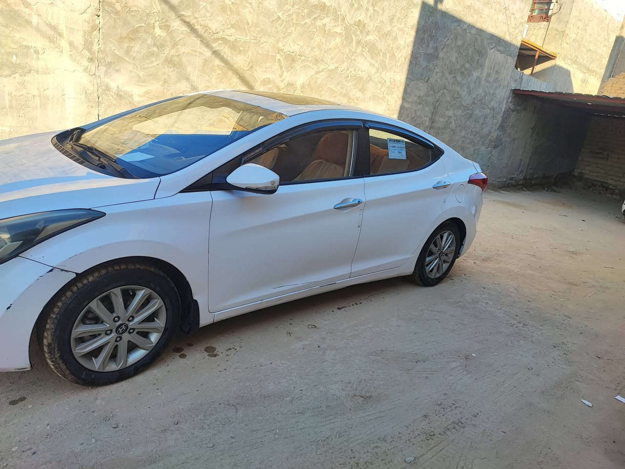 السلام عليكم
النترا 2015
سياره رقم اربيل 
فتحه تحكمات 
بيها جاملغ خلفي 
وقبق جنطه مبدل 
رايدها ب110وبيها مجال 
مكان السياره نجف 
***********
