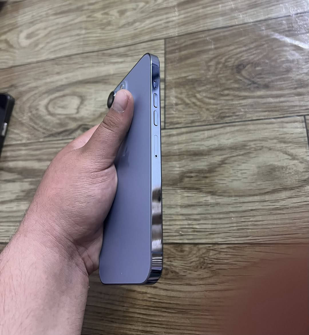 ايفون 13 برو ماكس بعده جديد للبيع او مراوس :- 
لون مميز بحري ✅
ذاكره 256 ✅
نموذج M ✅
بطاريه 75 نزلت بسبب التحديث انطيك بيها ضمان تطول يوم كامل شحنه حيل حيل ممتاز لانو  بطاريه بلادي ✅
ضهره نضيف ✅
محدث لاخر تحديث ios 26.2 ✅
شاصيه كفاله حت من الزلغ ✅
فيس ايدي شغال ✅
شاشه 3 خيارات ✅
الجهاز استخدام شخصي وحيل جديد مستبدل فقط شاشه حالها حال الاصلي افضل واحسن نوعيه بل سوك   والباقي كله بلادي وع وضع الشركه السعر 490
العنوان بغداد الكرخ او باب معضم
***********
