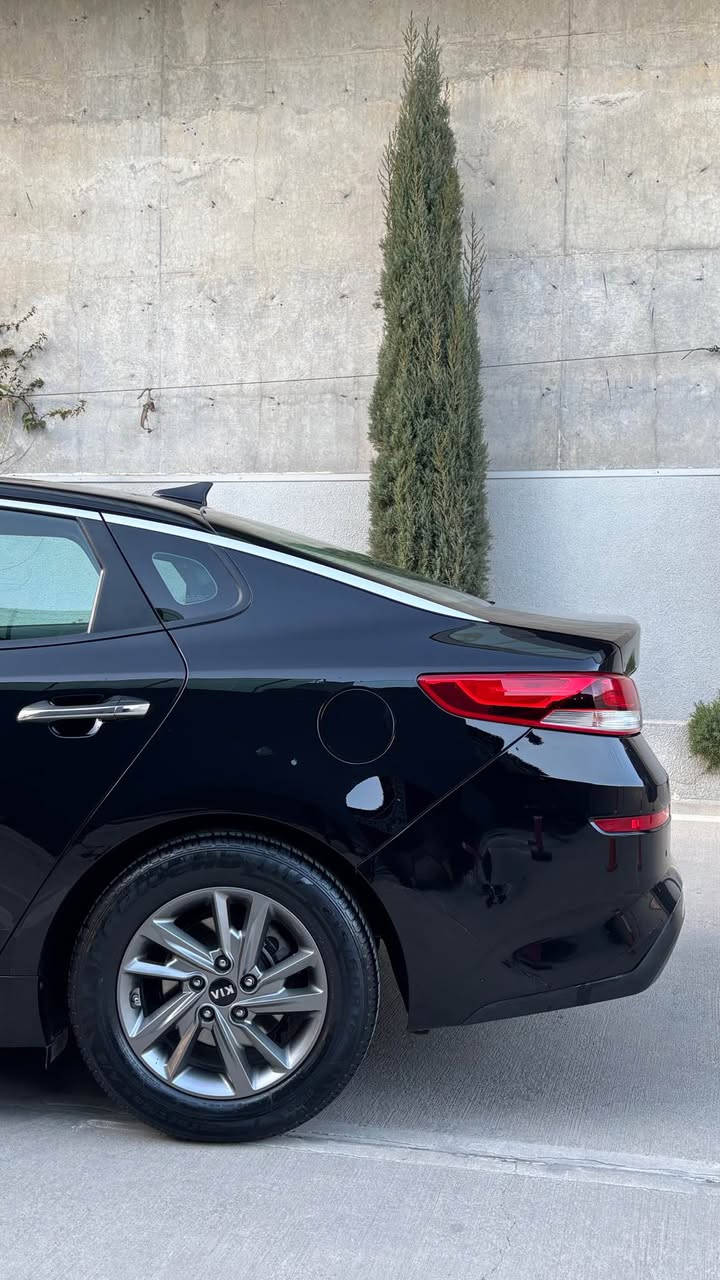 بِسۡمِ ٱللَّهِ ٱلرَّحۡمَـٰنِ ٱلرَّحِيم

مۆدێل ٢٠١٩  مواصفات FE
سەیارەکە زۆر جوان و تازەماوەتەوە
سێرڤزی کاملی بۆ کراوە،تایەی تازە،ڕۆنی تازە، حەمام و پۆڵیش بەس سایەقێکی ئەوێت و تەواو
بێ بۆیاخە تەنها دوو پەڵە ساردی هەیە یەکێکیان شایەنی باسکردنیش نیە،
سەیارەکە شاشە گەورەیە،ڕاداری پێش و دواوەیە، بەهەمان شێوە حاسەی پێش و دواوەیە ، ٣ مۆدی لێخوڕینی هەیە وە مەکینەشی 
2,4GDi 
بۆ سعرەکەشی 143 وەرەقەو معامەلە

***********

بسم الله الرحمن الرحيم.

مواصفات الطراز 2019 FE
السيارة جميلة ومتعشة جدا.
الخدمة مثالية، إطارات جديدة، زيت جديد، دش وتلميع، لكنها تحتاج فقط إلى سائق وتصبح مثالية.
هناك نقطتان باردتان فقط، إحداهما لا تستحق الذكر. 
مقابل السعر، طلب143 ورقة.

*********** السليمانية, العراق
