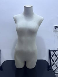 مانيكان نسائي • ستاند حديد • قطعة اخيرة