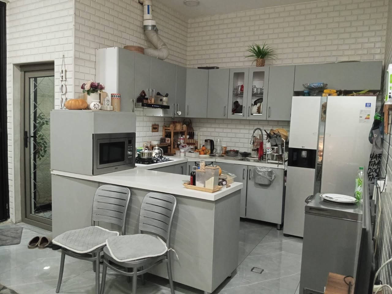 السلام عليكم
يستمر مكتب مسكنك للعقار بتقديم
افضل العروض المناسبة إلى الزبائن الكرام
🔹بيت حديث للبيع مساحته 82 متر
🔸الواجهة 6.75 متر 🔸النزال 12.25متر
🔹يحتوي البيت على (صاله -ومطبخ -3غرف نوم وخدمات)
🔸موقع البيت / البنوك مربع التربية قرب شارع النداوي 
🔹للاستفسار أكثر مراجعةمكتب مسكنك للعقار 
الواقع /البنوك شارع المطاعم مقابل بن رضا علوان
أو الاتصال على الرقم ☎️ ***********
