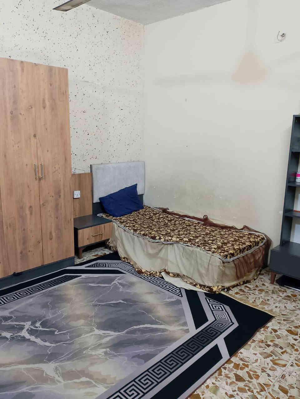 سلام عليكم. 
بيت للبيع ركن مساحه 80 متر في الشعله تحديدن في شارع هباوي. 
يحتوي. 
استقبال 
3 غرف 
صحيات خارجيه
2 حمامات 
للستفسار ***********
