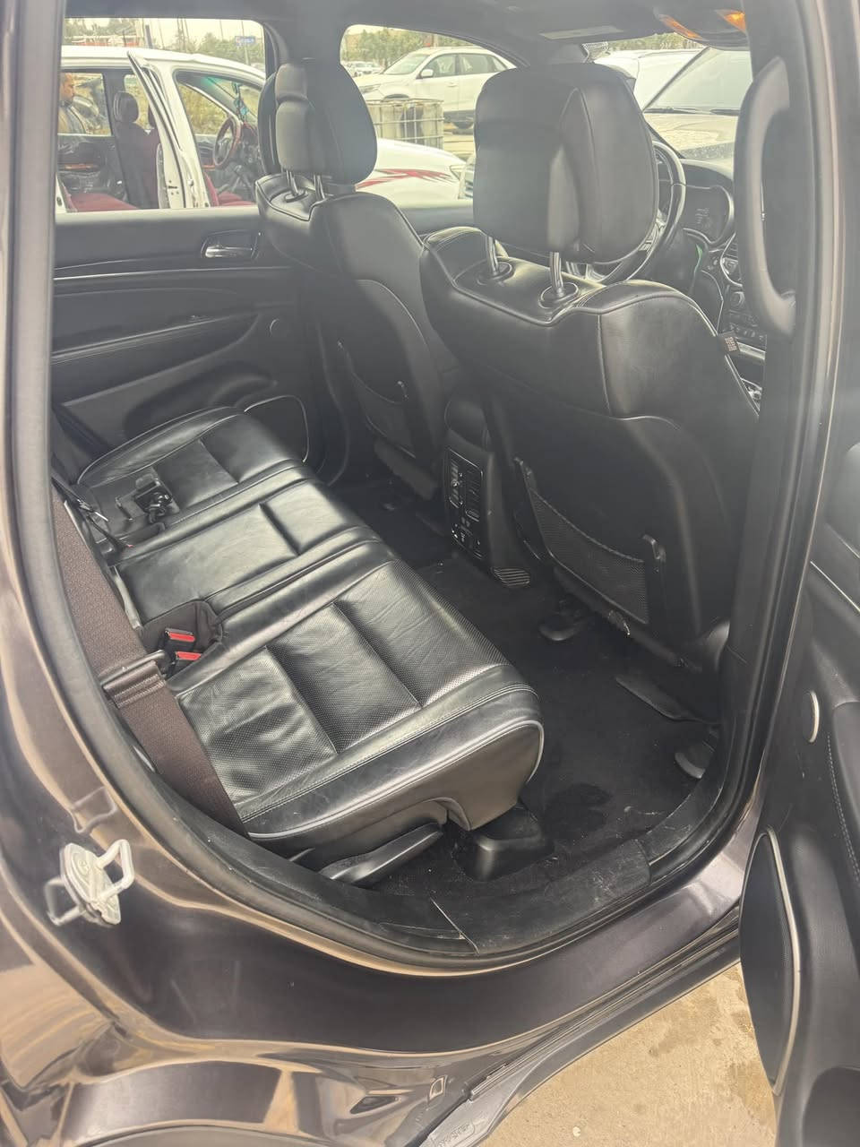 جيب كراند شيروكي اوفر لاند فول مواصفات موديل ٢٠٢١ فقط بيها بنيد وجامرلغ الأيمن ماشيه ٦١ الف ميل حداديه جديده كير ومحرك شرط فحص مكان السياره بعقوبه شرط التحويل للاستفسار الخاص مفتوح ورقم التلفون *********** 
السعر ٢٨٠ وبيها مجال السونار مرفق بالصور
