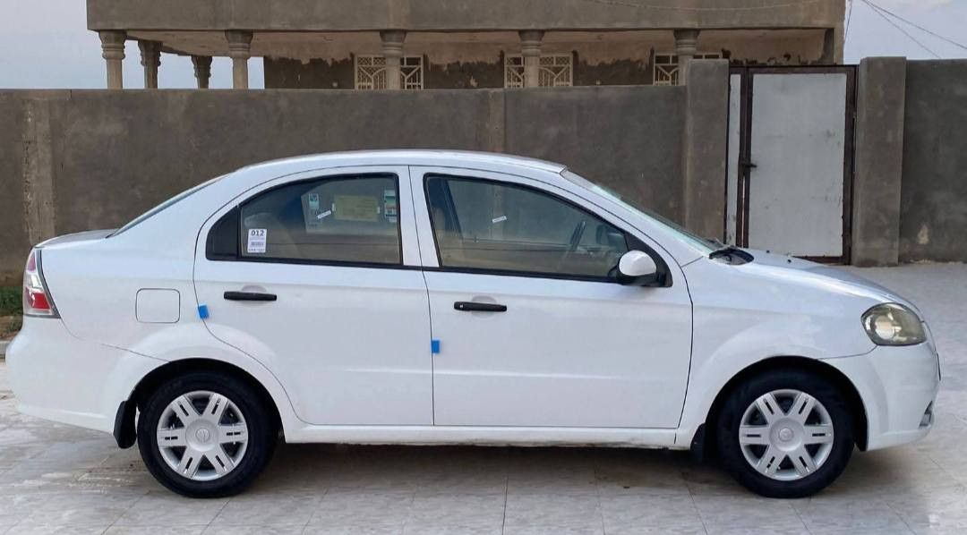 افيو 2011
رقم انكليزي باسمي شخصياً هزة جديدة 
كير مكينة حدادية تخم تاير كفالة 
مكينة مفتوح
تبريد شغال 
كير اوتوماتيك 
اربع جام كهربائي 
تحكم مري كهربائي
شاشة 
جاهزة السيارة من كلشي 
الظرر
1- بيها صبغ أقل الشبر في نهاية الجاملغ الخلفي الايسر 
2- وصبغ قليل كلش في الداير الخلفي الايمن 
السعر 75وبيها مجال 
النجف شارع المدينة 
***********
