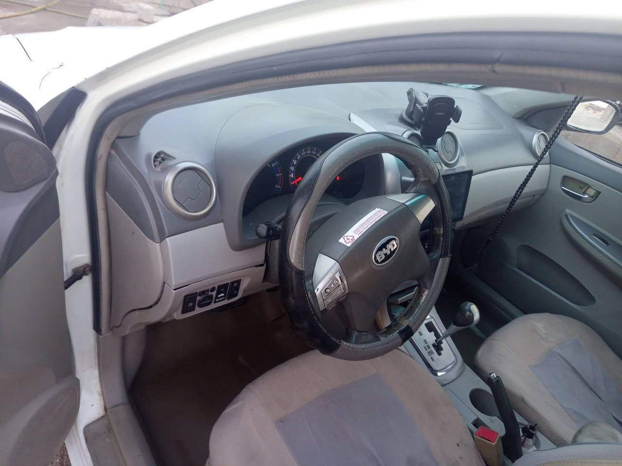 للبيع: BYD G3 موديل 2013
السيارة ماشية 100 ألف فقط، نظيفة جداً وجاهزة من كل النواحي
​بصمة تشغيل وأبواب.
​المحرك والكير والتبريد مكفولات .
الكشر سيارة​   موضح بالصور مع السونر
حدادية 75 ٠/٠
​الرقم: بغداد دولي (التحويل مباشر).
​السعر: 58 ورقة وبيها مجال
للتواصل ***********
