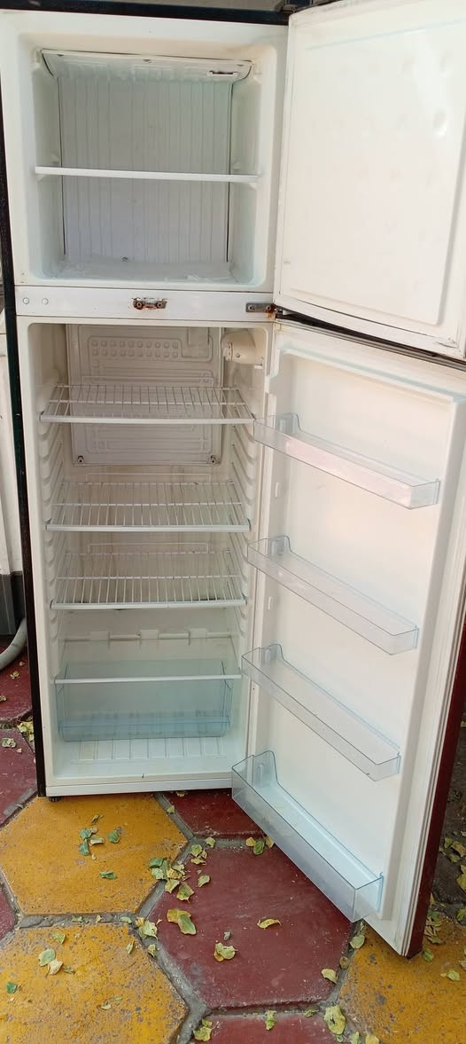 ثلاجه نظيفه شغاله كلشي البيع حجم 16سعر 150بيه مجال مكان بغداد بل كماليه اتصال ***********
