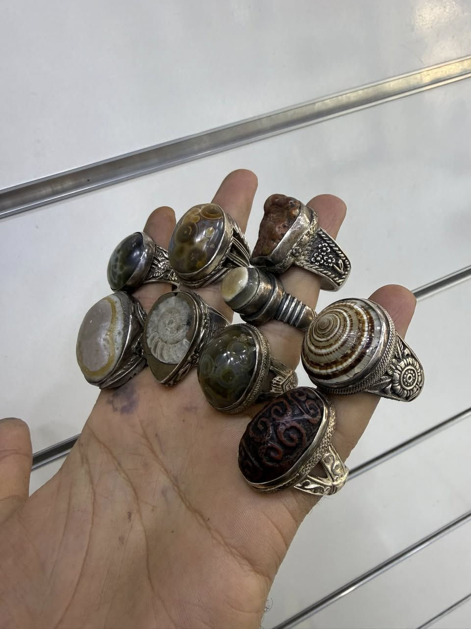 السلام عليكم محابس فضه 925 كل واحد وسعره صياغه عراقيه الي ميعرف ب اسعارهن يعبرهن جزاكم الله خير اخوتي 
عنواني بغداد التراث قرب تقاطع درويش *********** 
توصيل ماعندي
