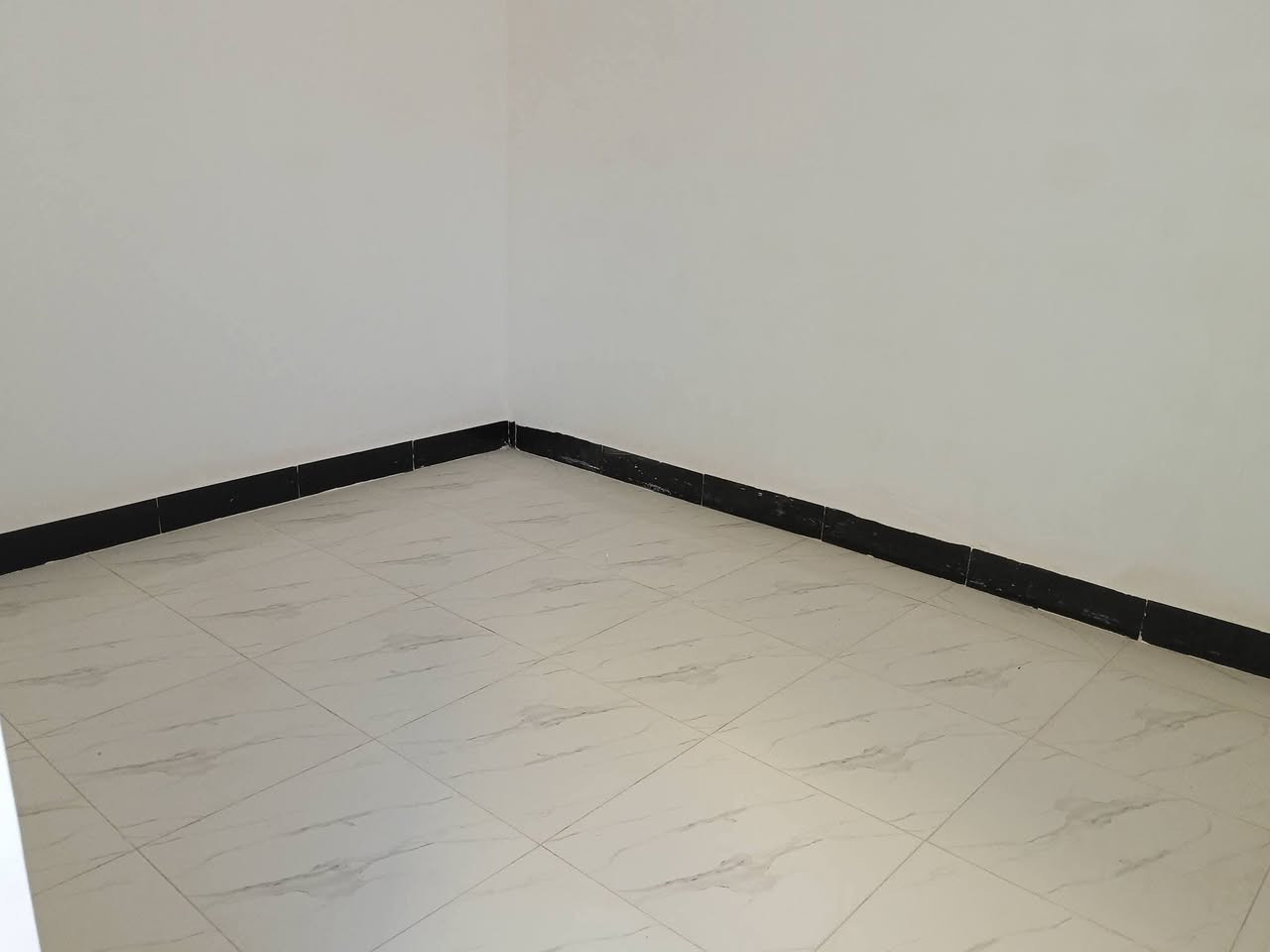 دار للبيع مساحه 100 مربعه  تحفه فنيه 🏘 خدمات كامله من ماء 💧وكهرباء 💥ونترنيت ضوئي وناره شوارع ليليه ومدرس وتبليط للباب العنوان بشارع الصب مقابيل ملحق قريه الغدير بلخط الاول قريب عن شارع شاىع بعرض 12متر السعر 42مع المجال الاستفسار اكثر مرسله وتساب *********** وبخدمتك
