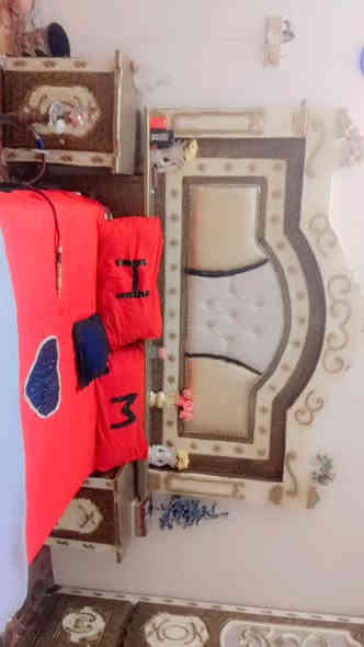 سلام عليكم غرفه للبيع نضيفه سعر 500المكان ناصريه مركز رقم ***********
