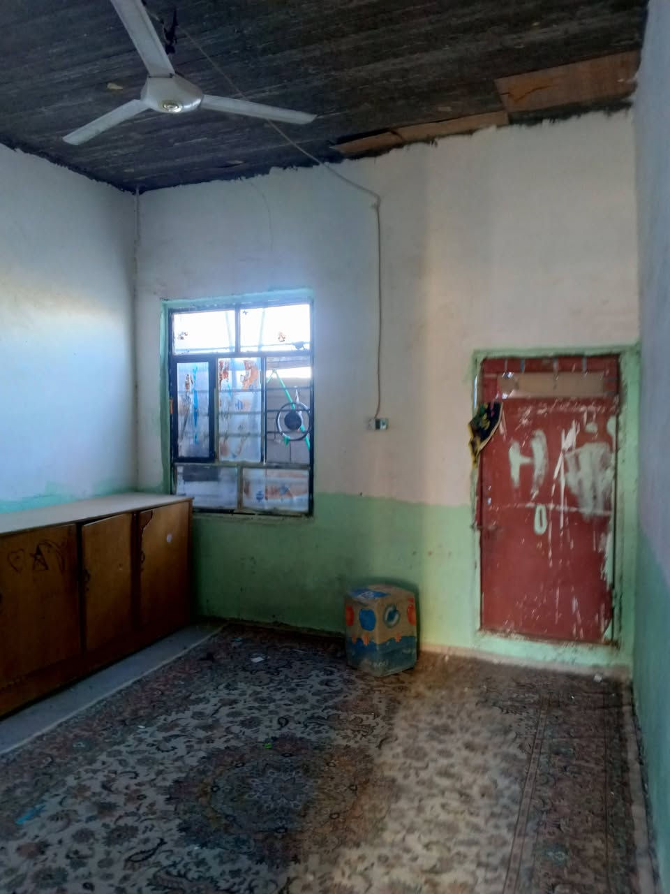 سلام عليكم ورحمه الله وبركاته بيت للبيع المساحه 100متر مكانه كربلاء المقدسة كنطرت السلام عبر الحولي مكانه امان وقريب علا دار الايتام والمستوصف ومدارس قريبه  السعر 17مليون وبي مجال الطيبين رقم الموبايل ***********
