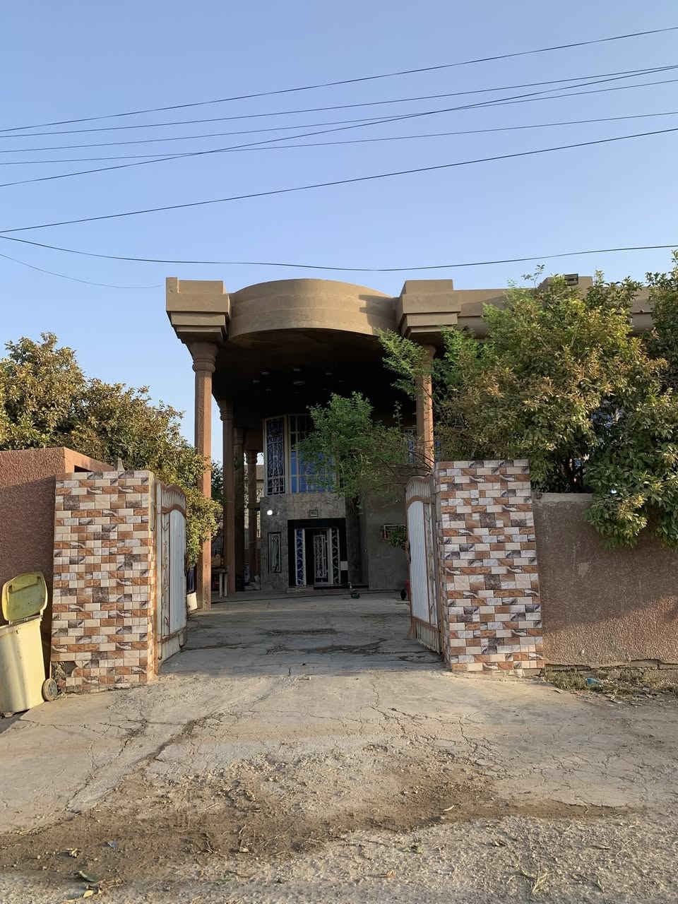 السلام عليكم بيت للبيع او مراوس بدونم العنوان بغداد المدائن قرب مركز الشباب مساحة البيت 600 متر 
يحتوي علا 
حديقة كبيرة
استقبال للضيوف مع هول 
غرف عدد 3 
صحيات عدد 3
صالة كبيرة 
مطبخ حجم مناسب
مع محل كامل بضهر البيت 
الطابق الثاني مرمم كامل ترميم جديد 
للأستفسار *********** اتصل علا هاذ الرقم او راسلني واتساب 
وشكراً.
