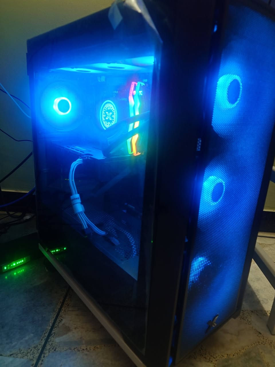 تجميعة للبيع استخدام قليل جدا ..
Cpu :  R7 9700x 3.8ghz up to 5.5ghz

Gpu: gigabyte 4060ti 8gb oc 

Storage: m.2 samsung 999 pro with heatsink gen5 1t

Ram: 2x16 gb 6000mhz ddr5 teamgroub rgb

M.b : gigabyte x870 gaming wifi6

Ps: segotep gm750 gold

Cooler : liquid cooler 360mm 3fan

السعر 1500000
مكان بغداد حي الجامعة 

واتساب ***********
