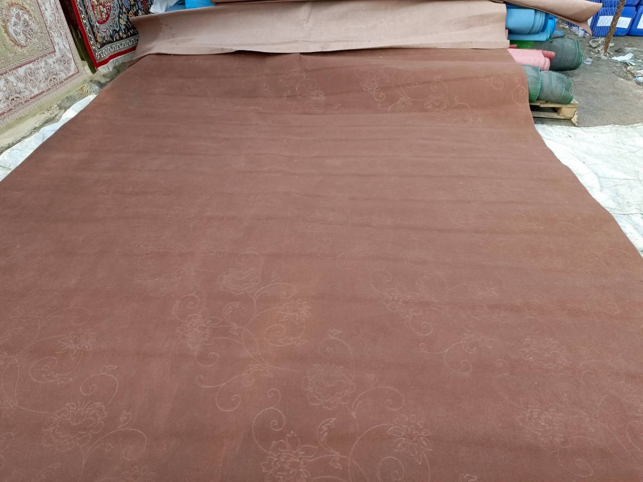 يوجد لدينا كمبار ايراني مستعمل نضافة ١٠٠/٩٠ السعر المتر المربع ١٠٠٠  العنوان موصل باب شمس سوق المحافير مقابل محلات هيوا للموكيت والسجاد  للاتصال ***********
