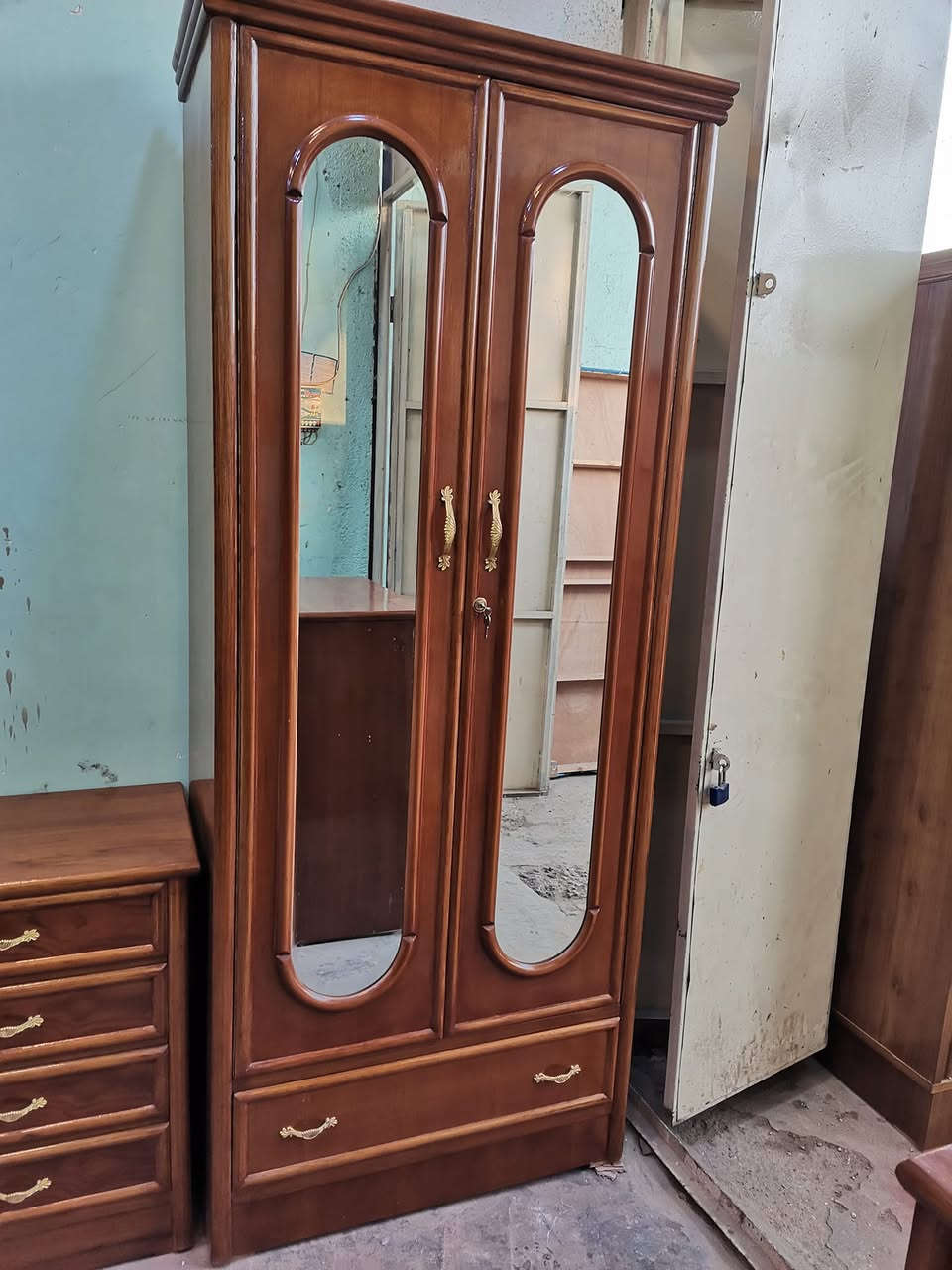 السلام عليكم
غرفه ٦ وملحق صاج داخل وخارج مستعمل اخت الجديده
شغل ثقيل جدا جدا الظهر جرجوبه نقش السرير والميز تواليت كله زان مصري والزاويا بابين
للحجز والتواصل علئ الهاتف او واتساب ***********
يوجد توصيل جميع المحافظات
العنوان بغداد السيديه حي الاعلام شارع قطر الندئ
