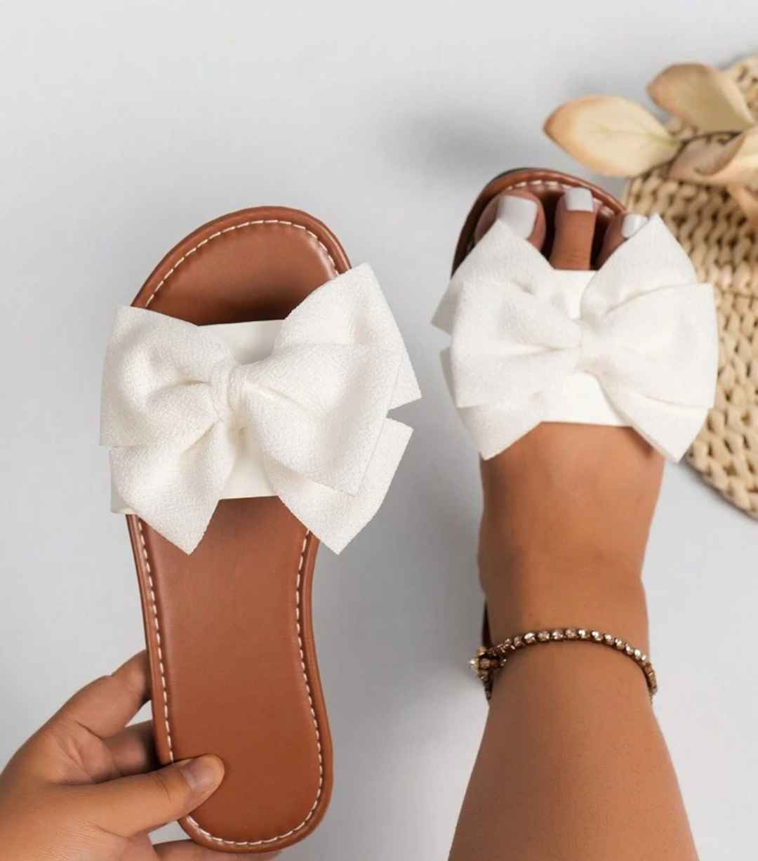 صندل نسائي انيق متوفر في عدة متاجر إلكترونية معروفة، ويتميز بتصميم الفيونكة الكبيرة (Bow) مع نعل مسطح مريح بلون بني. أربيل, العراق


**إذا كنت صاحب هذا الإعلان وتريد حذفه لأي سبب، رجاءا أرسل رسالة إلى الدعم الفني**