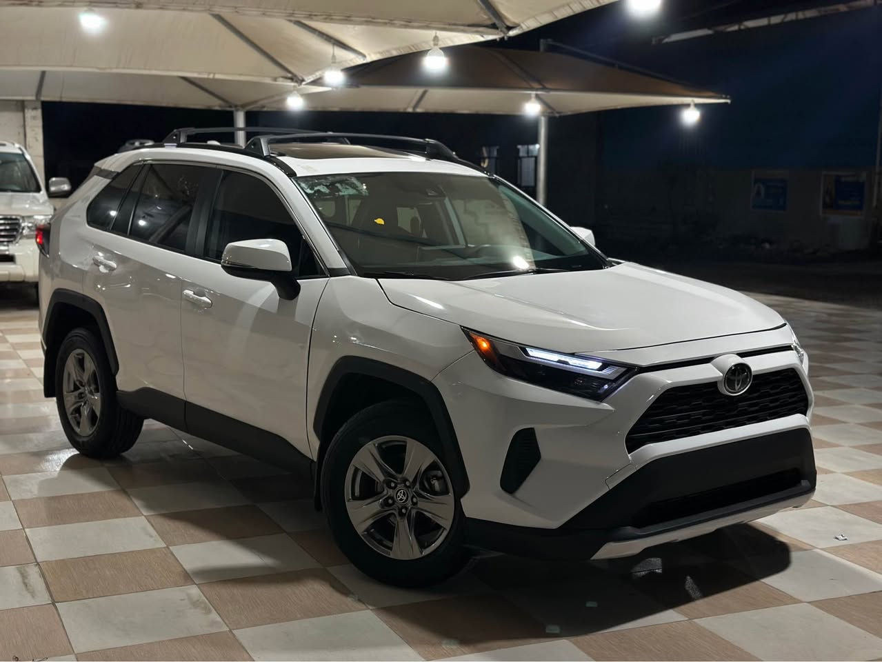 TOYOTA RAV4 XLE 
سه ياره كه نيو بؤنت بؤياخ په ليك له چه ملاخ بيناوگرتن ته نها تؤزيك قرنج هه يه سه ياره كه فول مواسه فاته ته نها ده بل ئه كسل نيه كاتي نه شكاوه ته نها ١٨ مايل روشتوه به ئيرباگ سيسته مه هه موو گيان به شه رت گيرو مه كينه كاره باي نرخ-٢١٥$ مه جاليكي كه م 2T3W1RFV2RW313042 ره قم شانسي داناوه 
***********
***********
Whtas app 
Vaiber رانية, السليمانية
