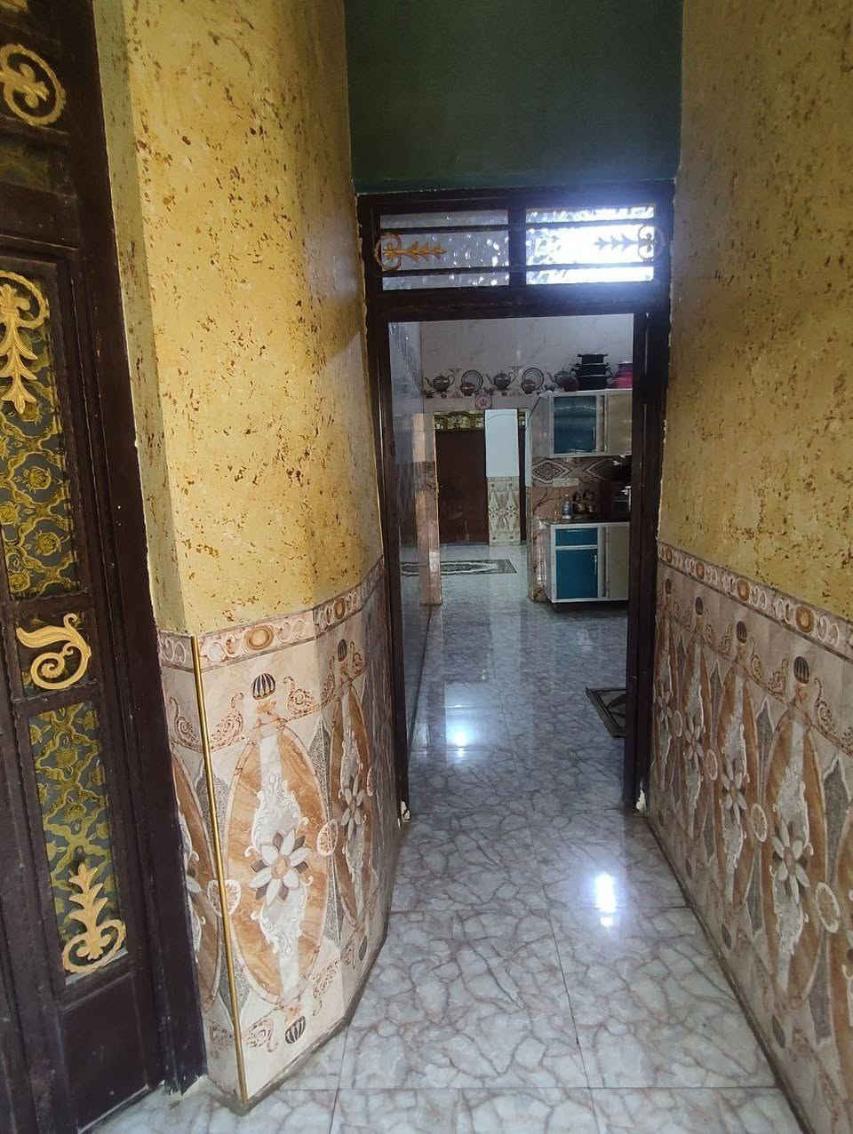 بيت للبيع مساحه 250 طابو في حي المعراج قريب بيت المرحوم  سعد فزاع مقابيله ساحه. منطقه كامله مجاري و جاي يشتغلون ارصفه بقه بس تبليط...  مكون البيت من طابقين طابق الاول غرفتين وصاله ومطبخ  حار و بارد و صحيات خارجيه و داخليه و كراج سياره و استقبال و  محل تابع للبيت .. الطابق الثاني مكون من 3 غرف و صاله و صحيات .. السطح اوزوكام ...  استفسار اتصال برقم . ***********
