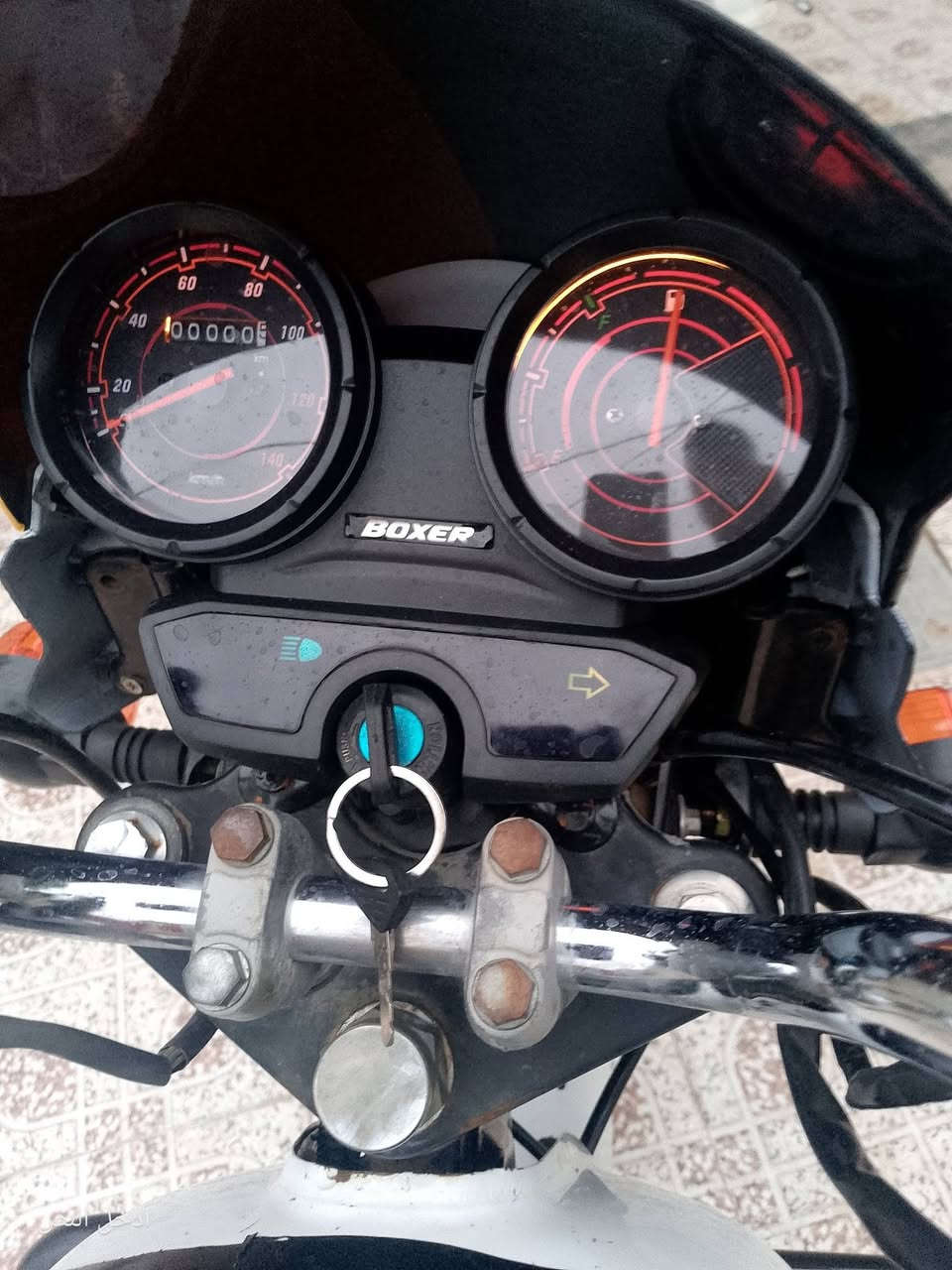 السلام عليكم بوكسر 18 للبيع 7اوراق كامله محرك اخرس لاتنقيص ولاتبخير كهربائيات كلها شغاله الدراجة كامله السعر 750وبيها مجال الاستفسار ***********
