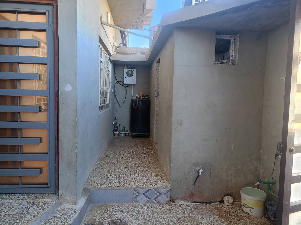 الدار للبيع قرب مولدة سالم السالمي فرع المواصله فرع جدا هادئ                      مساحته 185متر.        الواجها 10متر.     العمق اي النزال 18اونص      يحتوي على 3غرف داخل مساحات حلوة    استقبال 4/6    هول داخلي 5اونص في4مطبخ 3/3.              والطابق الثاني مبني بس ما مصبوب البناء الفوق 3غرف أو حمام أو هول السعر خاص          ملاحظه /يباع مع البيت كاونتر+سبالت عدد2طنين أونص الاتصال على رقم ***********بي واتساب       أو الاتصال على ***********  أبو مهدي
