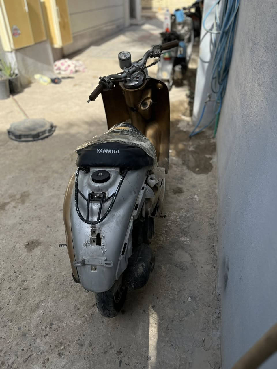 دراجة كلاسك عبد الحليم للبيع الدراجة محركها حاوية بلادي مامفتوح بيها نواقص ١تاير خلفي٢بوربرين امامي ٣حاضنة مال جنطه.السعر ١٥٠ وبيها مجال عنوان بوبيات عامود 44للتواصل ***********
