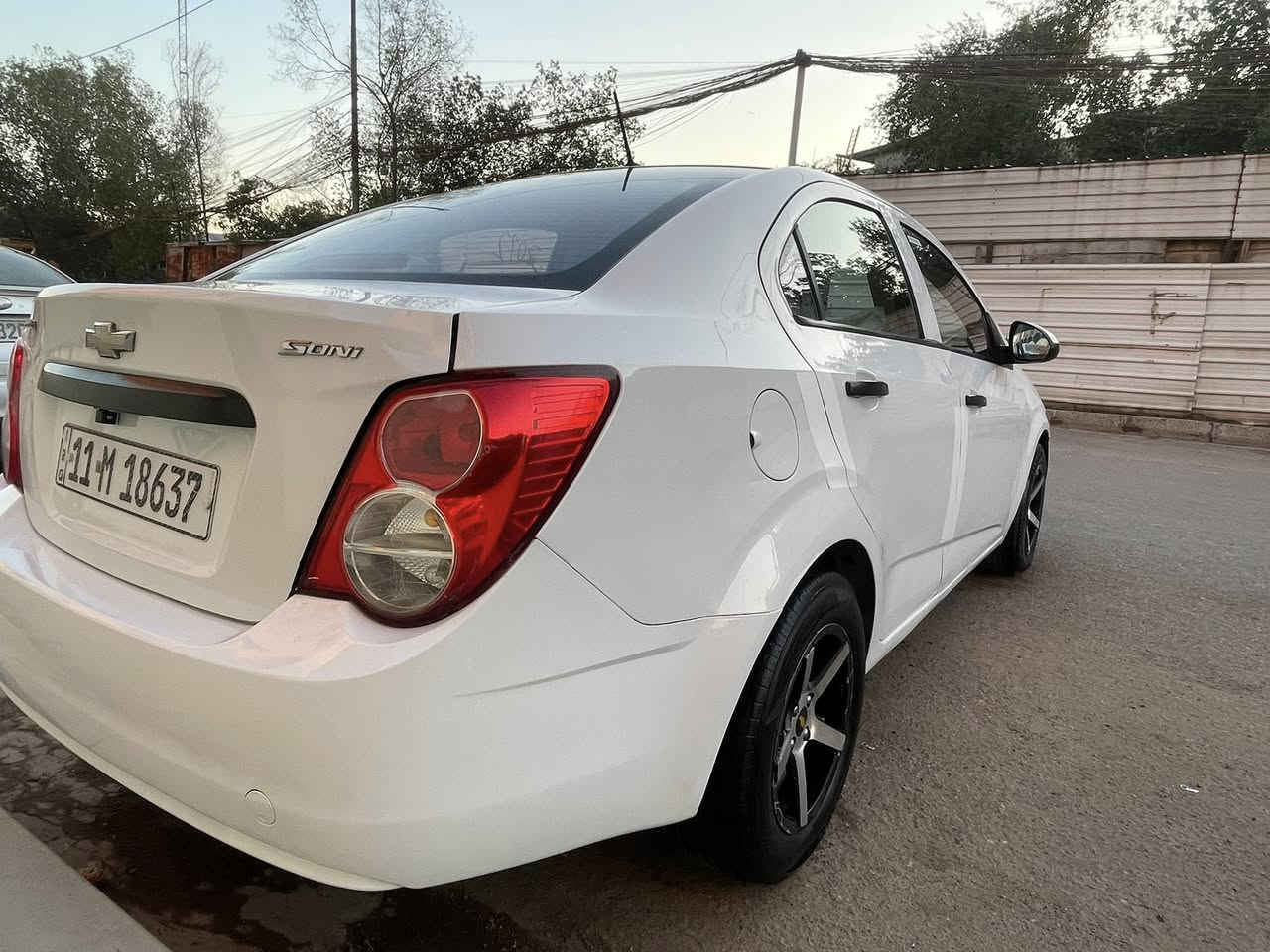 السلام عليكم للبيع فقط أفيو سونك خليجي استلام شركه موديل٢٠١٢ كير اوتماتيك ٦ نمر محرك ١٨٠٠ رقم بغداد انكليزي الجديد السياره صدر جديد محرك  كير خير من الله ويل كب رياضي تخم تاير جديد شاشه تاب نضام كار بلي بيها ٣ قطع صبغ اثر طخات بسيطه بدون حادث وبدون ايرباك شرط شواصي ودواخل كفاله عامه السعر ٦٧ مكاني بغداد وهذا رقمي ***********
