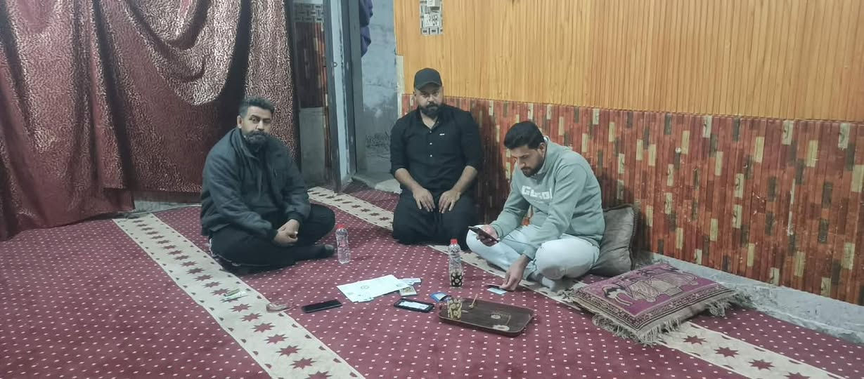 بسمه تعالى 

خدمة اضافه الاطفال لبطاقه التموينيه مجاناً وناتي الى المنزل 

انطلاقاً من واجبنا الديني والإنساني وخدمةً لأهلنا الكرام، يعلن فريق درع العقيده عن نزول كوادره إلى مناطق النهروان لتقديم الخدمة لأهلنا الأعزاء، وذلك من أجل المساعدة في إنجاز معاملات إضافة الأطفال على البطاقة التموينية وتسهيل الإجراءات على العوائل الكريمة.

إن هذه المبادرة تأتي إيماناً منا بأن خدمة الناس هي شرف ومسؤولية، وواجبنا أن نقف إلى جانب أهلنا ونكون عوناً لهم في قضاء حوائجهم وتخفيف عنائهم، خصوصاً في المعاملات الخدمية التي قد تأخذ من وقتهم وجهدهم الكثير. لذلك حرص فريقنا على التواجد بينكم ميدانياً لتقديم هذه الخدمة بكل إخلاص وأمانة.

كما نؤكد أن هدفنا الأول هو خدمة أبناء منطقتنا الكرام، والتعاون مع الجميع بروح الأخوة والمحبة، لأن المجتمع القوي يقوم على التعاون والتكافل بين أبنائه. وإن فريق درع العقيده سيبقى حاضراً لخدمة الناس متى ما دعت الحاجة، ساعياً لتقديم كل ما يستطيع من خدمات إنسانية واجتماعية.

نسأل الله سبحانه وتعالى أن يوفقنا لخدمة أهلنا وأن يجعل عملنا هذا خالصاً لوجهه الكريم، وأن يحفظ أهلنا في النهروان وجميع أبناء بلدنا العزيز، وأن يديم روح التعاون والتآخي بين أبناء المجتمع.

خادمكم الصغيرمسؤول فريق درع العقيده*

احمد مرتضى 

***********
