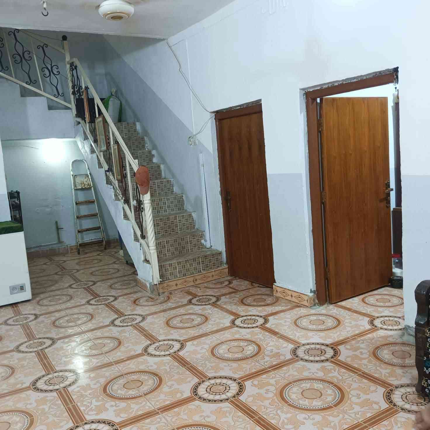 بيت 200 متر بحي الحكيم بنزله بني تمايم مقابيل المدرسه قريب علا شارع العام 
غرفتين وهول ومطبخ وستقبال وصحيات داخليه وخارجيه 
وطرمه كبيره بناء بلوك السقف عكاده 
الرضيه سيراميك 
شارع مجاري سند 25 مسجل بلديه
السعر 35 بيه مجال 
الستفسار ***********
