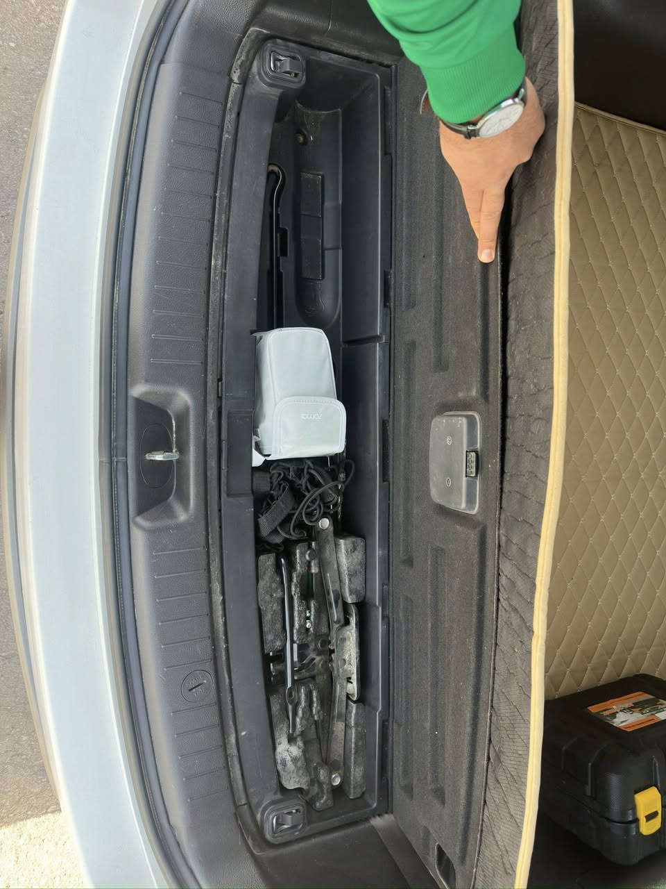 اسلام عليكم آغاتي ،سنتافي 2012،فول موصفات، نصيحة، بياع شرة لاتدخل ماافيدك ،مو جناي هم لاتدخل ماتفيدك ،السيارة مال جنيان فقط،متعوب عليها ،اخذناها جديدة ،واشتغلنا عليها بعد ماكو قطعة بيها مو وكالة،وجديدة ،حدادية جديدة وكالة تخم تاير وكالة ،محرك متسمع صوته من النعومة،كاعية وتغليف كشنات امارتي مخمل درجة اولى،تخم تاير كوري درجة اولى،ماكو شي كهربائي ميشتغل بيها ،كلشي يقرى جديد بسيارة ماشية فقط 100الف km 
شاشة ملاحة وطرق مستوردة فقط الها سعرها 400$
السيارة جاهزة 100‎%‎ كلشي بيها لخدمتك والراحتك ..
السيارة بأسمي تحويل2يوم رقم كربلاء شايف كل الخير الي ياخذها مقدمًا...***********
