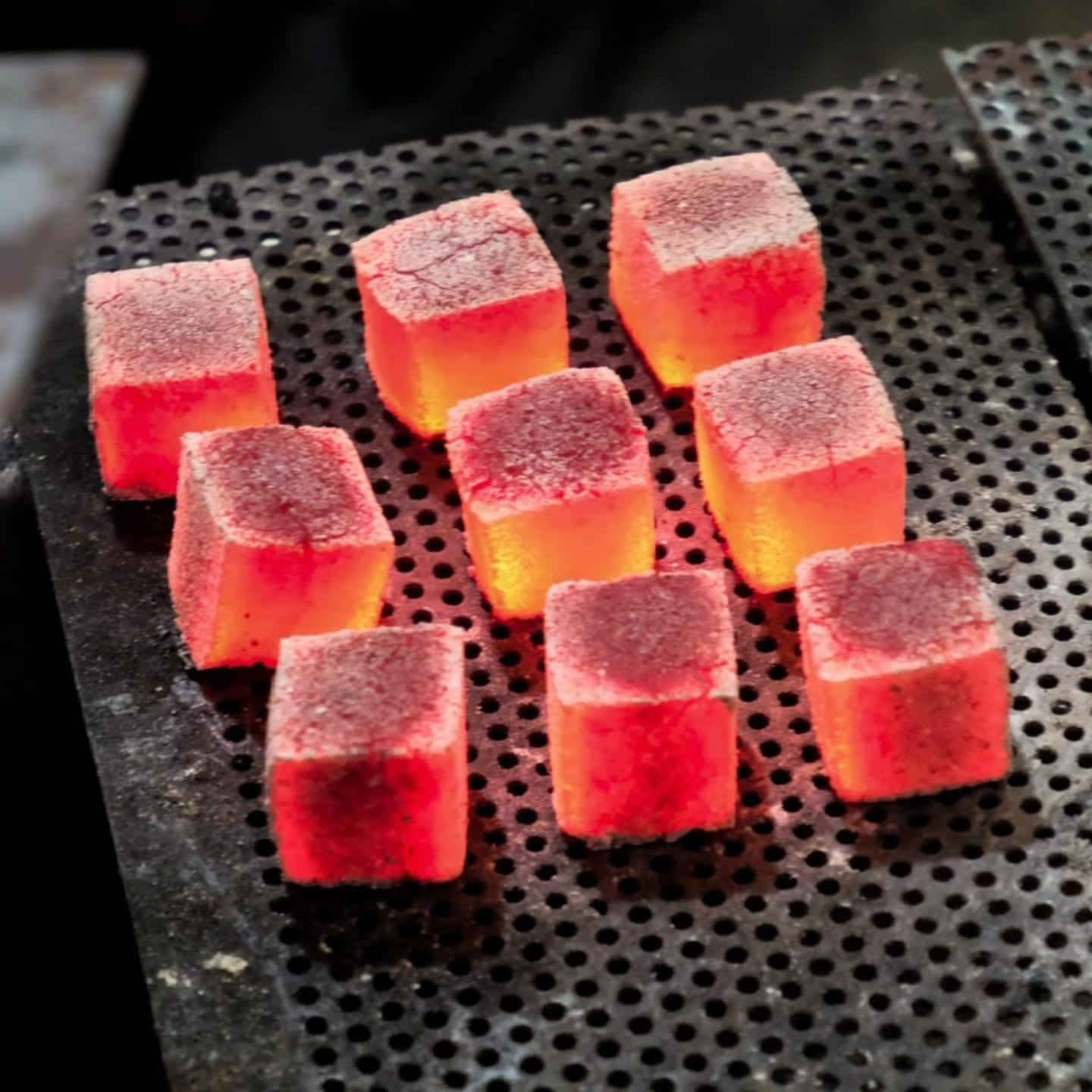 كل نوعيات فحم متوفره بسعر مناسب فحم طبيعي100% سعر جمله 19ونص 200كارتونه متوفره مفرد25    . ***********
