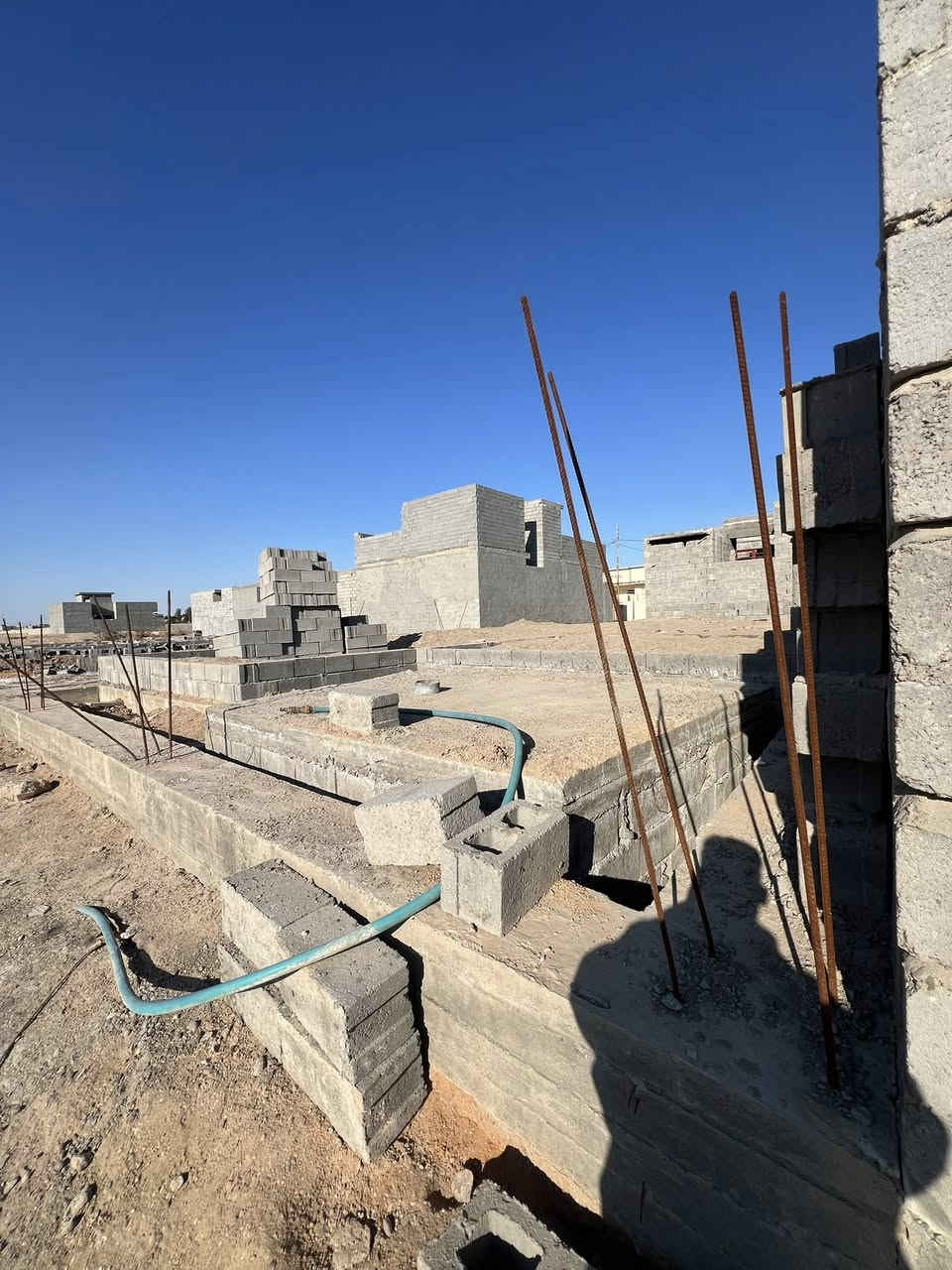 قطعه ارض للبيع في الزراعي خلف مزرعة ابو رائد
مساحة 200
مجعبة درجة اولى 50في 40 عرض وارتفاع 
تتكون من غرفتين صاله استقبال مطبخ
صحيات داخليه خارجيه
السعر 22
رقم 
***********
