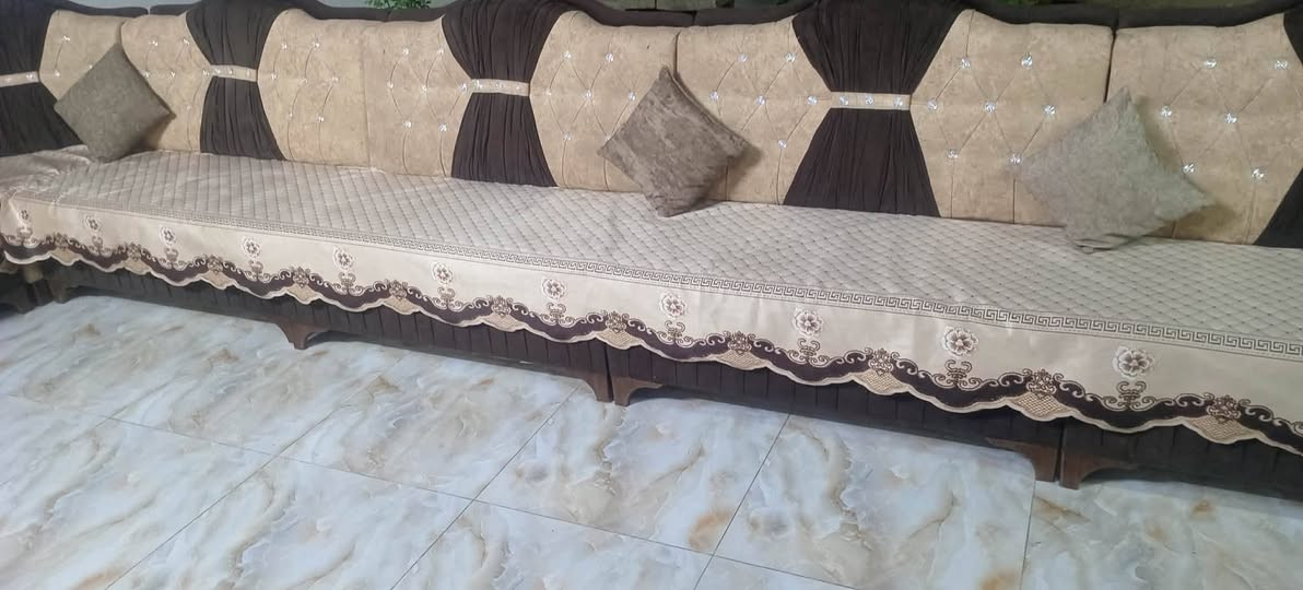 قنفه ويه غطوه والكوشات زاويتين ١٤ متر سعره مناسب جداً بيع مستعجل ***********
