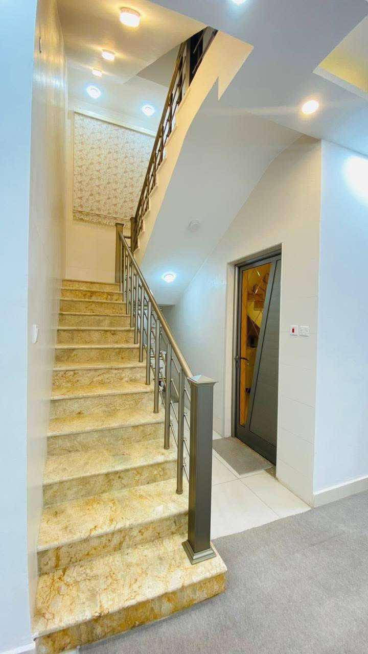 اعلان 
بيت للبيع /السماوه 
مجمع الدوح بناء شخصي حديث مودرن 

٢٠٠ متر ركن ع شارعين الشارع تبليط وإنارة 

طابقين 
ط ١ غرفتين وصالة ومطبخ واستقبال وكراج طارمه ومنور وحمامات داخليه وخارجيه وحديقه بسياج البيت

ط٢ - ٤ غرف  وصاله كبيرة وحمام

ط٣- مخزن + سطح+الكاونتر كامل ملحقاته  ومنضومه الكامرات مع البيت
الأبواب والشبابيك شغل درجه اولى معمل الفرات 
مطلوب #٨٣للعقاري 
للأستفسار ***********/***********مكتب الوطن للعقارات 
#ملاحظه _مستعدون _لاستقبال_كافه _العروض _العقاريه
