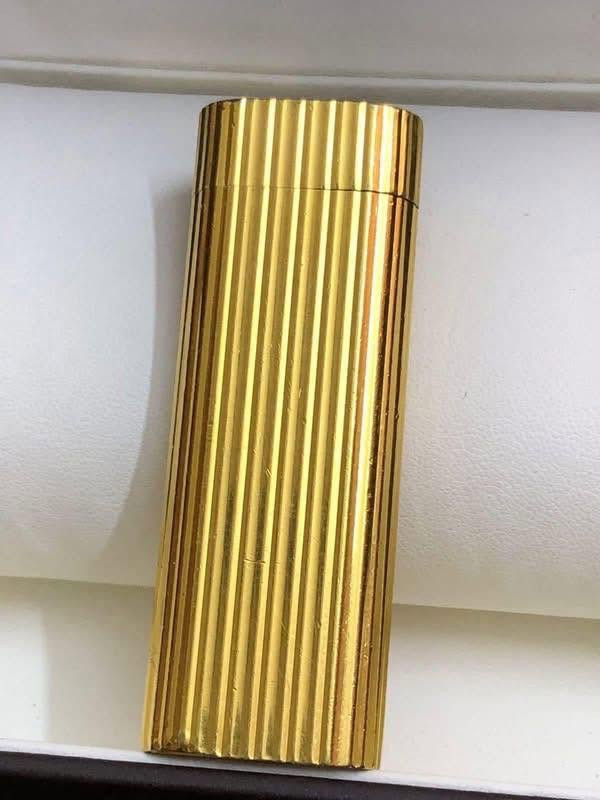 قداحه كاتير ( Cartier) 
من مجموعة دار الازياء الفرنسية الشهيرة 
نقش  ذهب مميزة نظيفة 
انتاج الثمانينات 
للاتصال ***********
