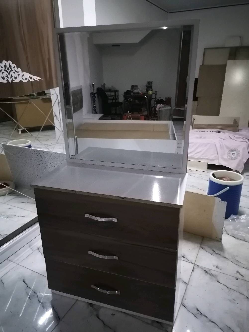 غرفة تركي ٥قطع حيل نظيفة ب٣٥٠الف مع التركيب مكاني حي البكر فرع نادي نينوى الرياضي داخل الفرع