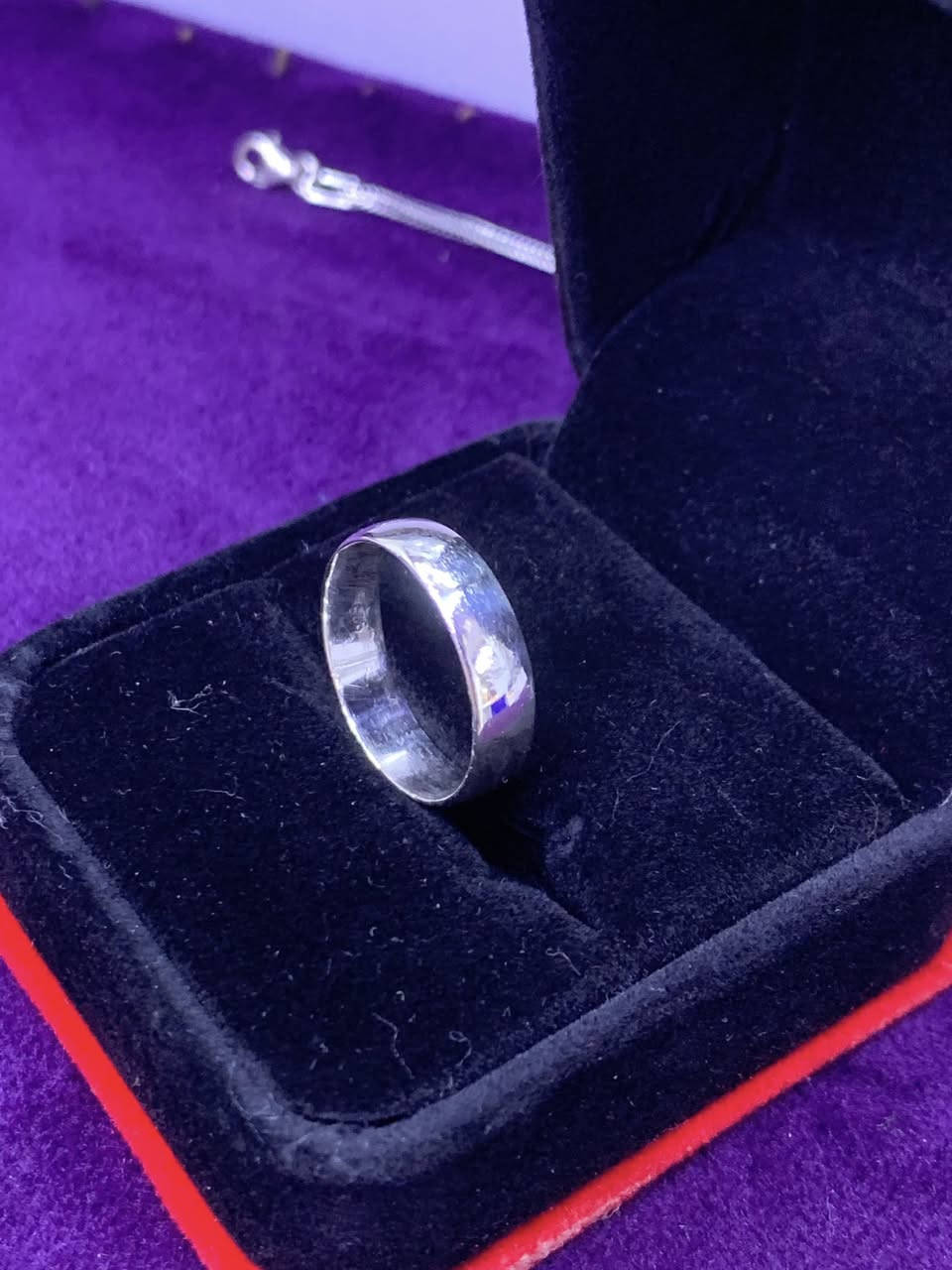 الحلق الفضة هو التفصيلة الصغيرة التي تُحدث فرقاً كبيراً في المظهر. يُصنع عادةً من فضة 925 ليمنحك لمعان الذهب الأبيض بلمسة رجولية خشنة.

العنوان/بابل-الحصوة-خلف جامع اسامة بن زيد-داخل عمارة الذهب 
انستاكرام https://www.instagram.com/jurmt23?igsh=NGVmazR6NTUzN3Ni

متوفر توصيل لكل العراق


**إذا كنت صاحب هذا الإعلان وتريد حذفه لأي سبب، رجاءا أرسل رسالة إلى الدعم الفني**