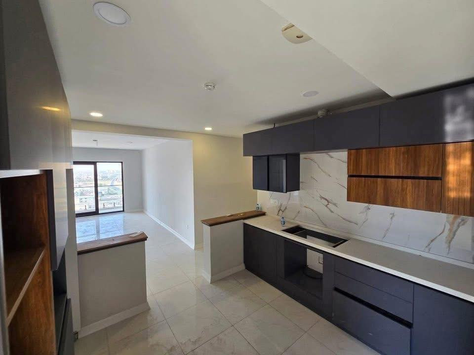 شقة للبيع مجمع الروان السكني طابق 13 اطلالة خارجية تحتوي على ٣ غرف نوم ومطبخ وهول وصالة و٣ حمامات مع سبالت عدد خمسة وكاونترات وغساله صحون وغساله ملابس للاستفسار الاتصال على الرقم ***********
