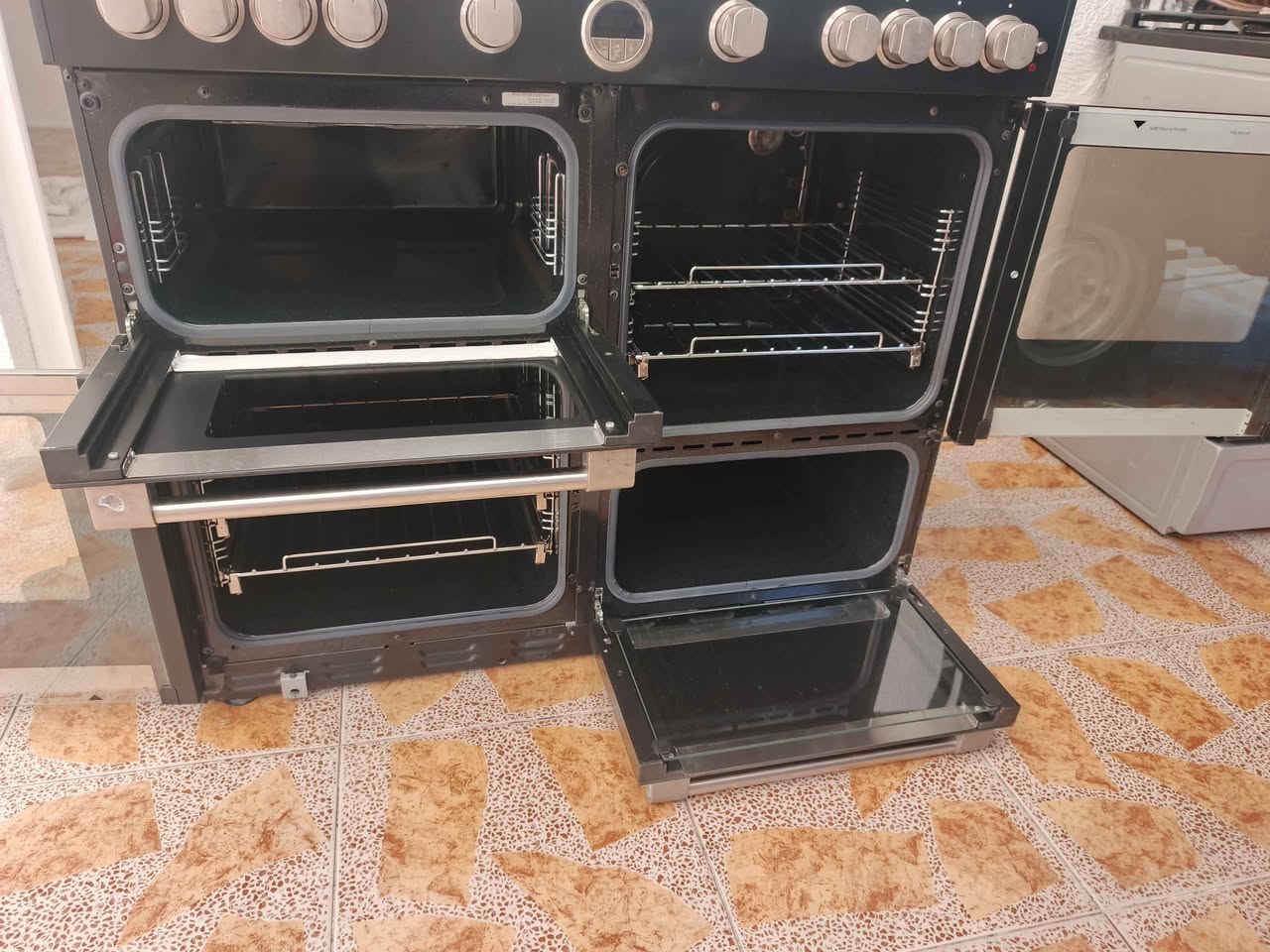 تباغی ئیتالی اسلی 7چاوەی هەیەکامل حساسە 3دەرگای فرنەو دانیکیان مغزەنە بی عیبە لەهەولیر *********** أربيل, العراق
