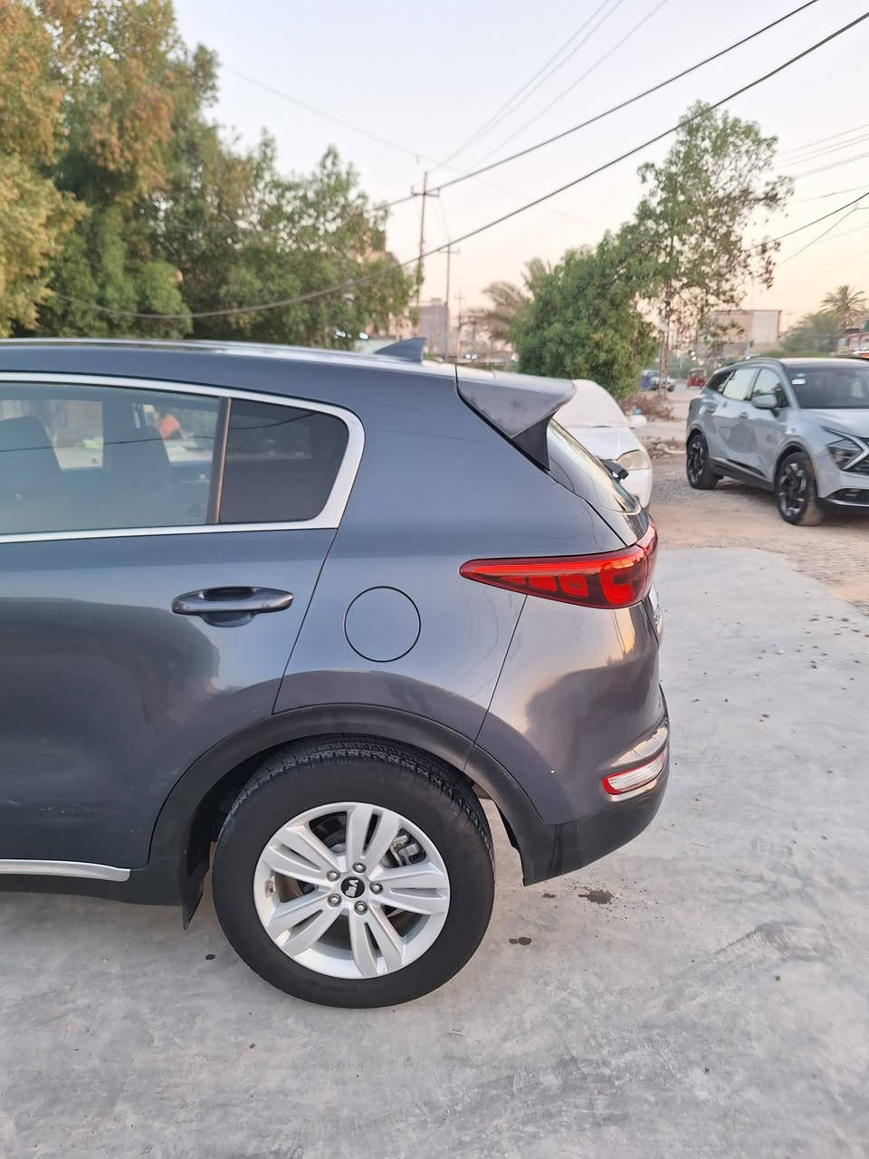 السلام عليكم
سبورتج أمريكي 2019 
محرك 2400 GDI
رقم بغداد انكليزي بأسمي 
كاميرا خلفية 
شاشة 
تبريد قطعتين
فور ويل درايف
فول تحكم استيرن 
شاشة اعطال 
مثبت سرعة 
حساس اطارات 
ويل كب ١٧
حادث أمريكا جاملغ أيسر أمامي وبنيد نفسهم راجعين ومصبوغين 
وبالعراق تبديل باب السائق نفس اللون وبارد شبر بالباب الخلفي 
السعر 135وبيها مجال 
***********
